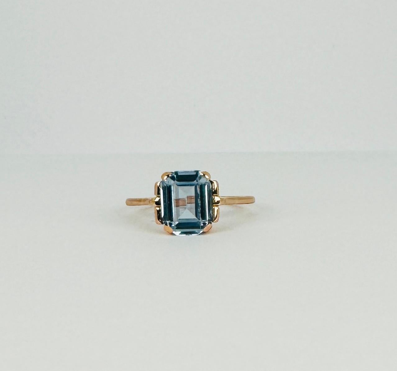 Rose Cut Ring of 18 carat rosé gold with emerald cut aquamarine of 1.00 carat For Sale