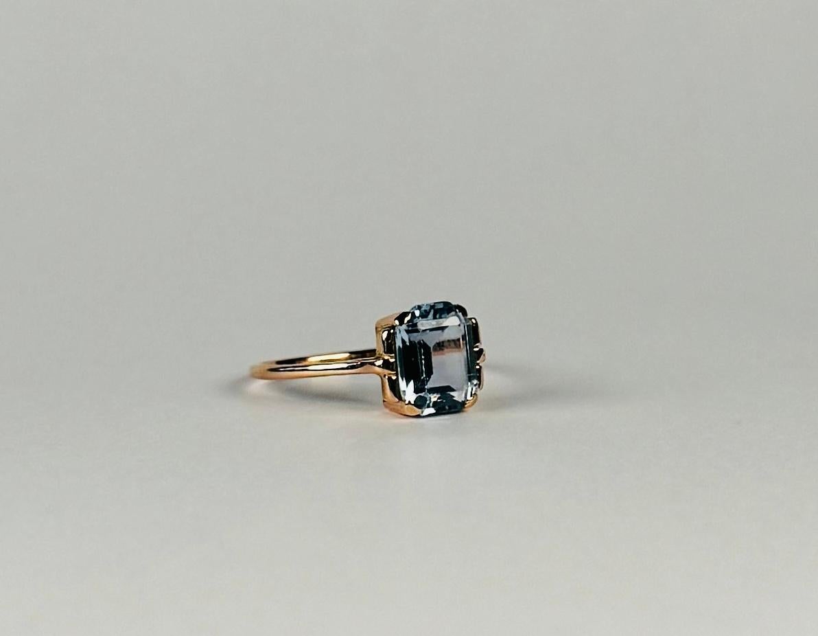 Ring of 18 carat rosé gold with emerald cut aquamarine of 1.00 carat In Good Condition For Sale In Heemstede, NL