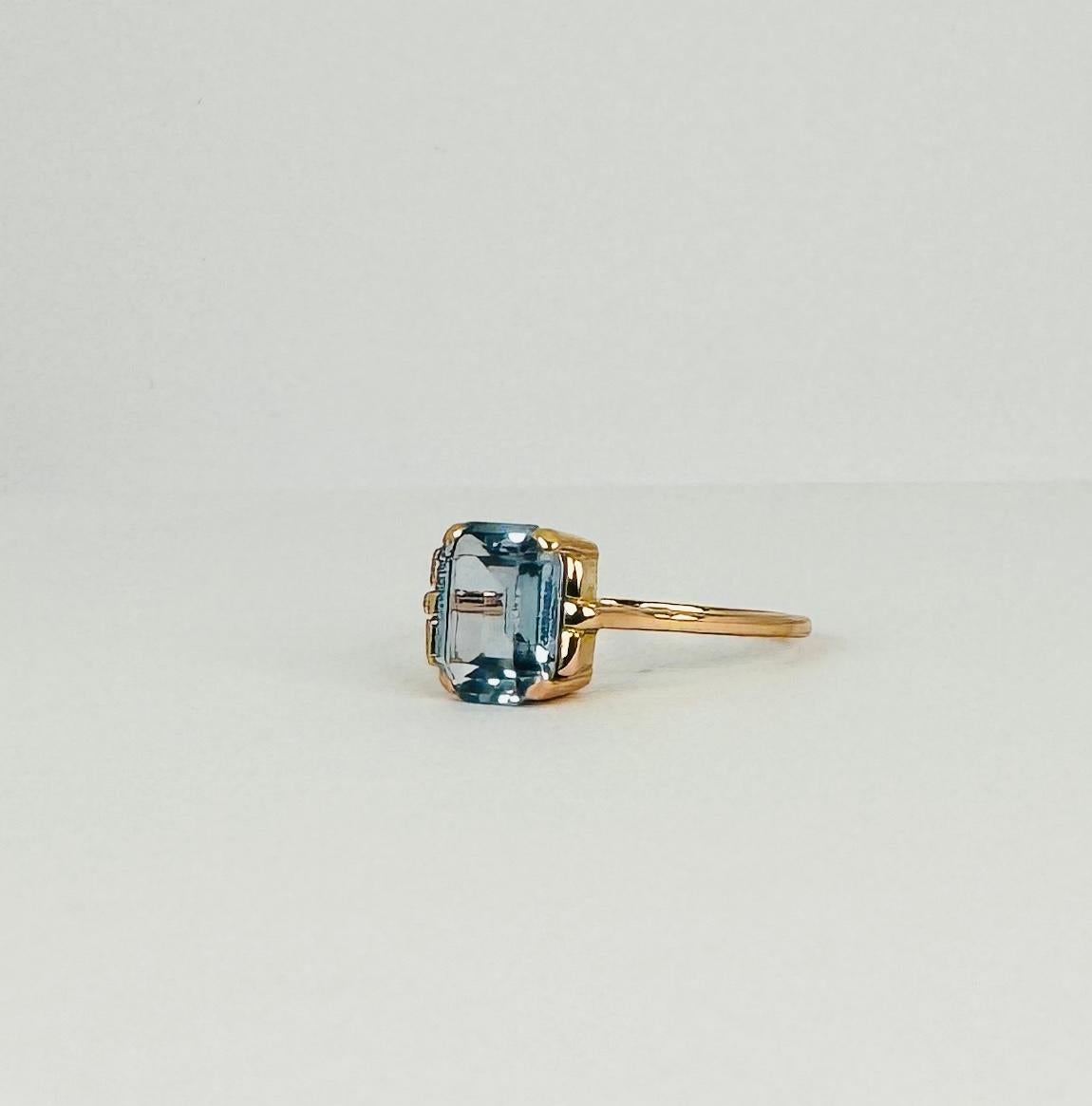 Ring of 18 carat rosé gold with emerald cut aquamarine of 1.00 carat In Good Condition For Sale In Heemstede, NL