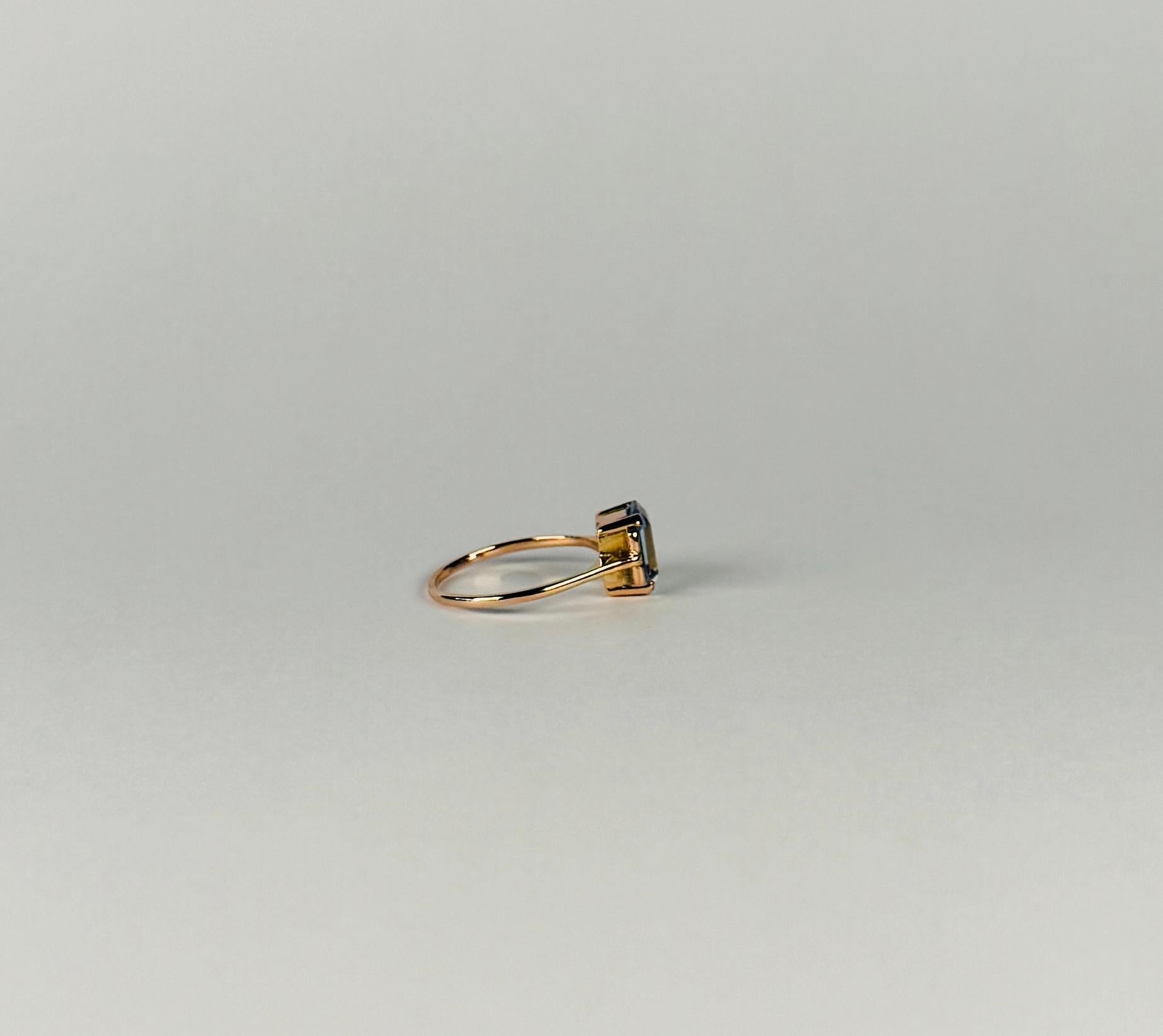 Ring of 18 carat rosé gold with emerald cut aquamarine of 1.00 carat For Sale 1