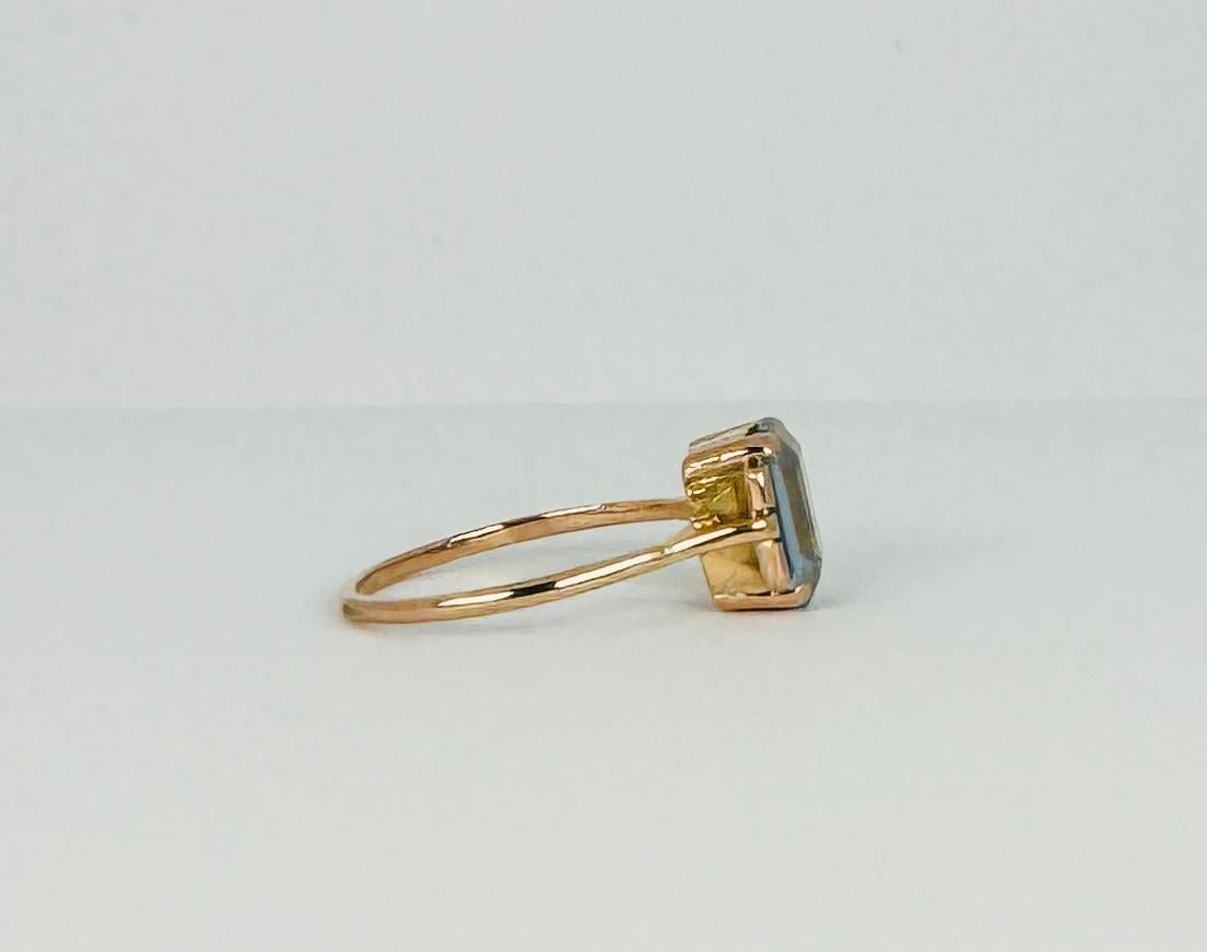 Ring of 18 carat rosé gold with emerald cut aquamarine of 1.00 carat For Sale 2