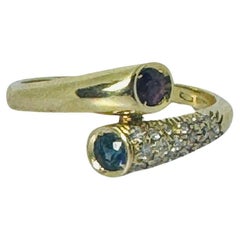 Ring aus 18 Karat Gelbgold mit einem Rubin, einem blauen Saphir und Diamanten im Brillantschliff