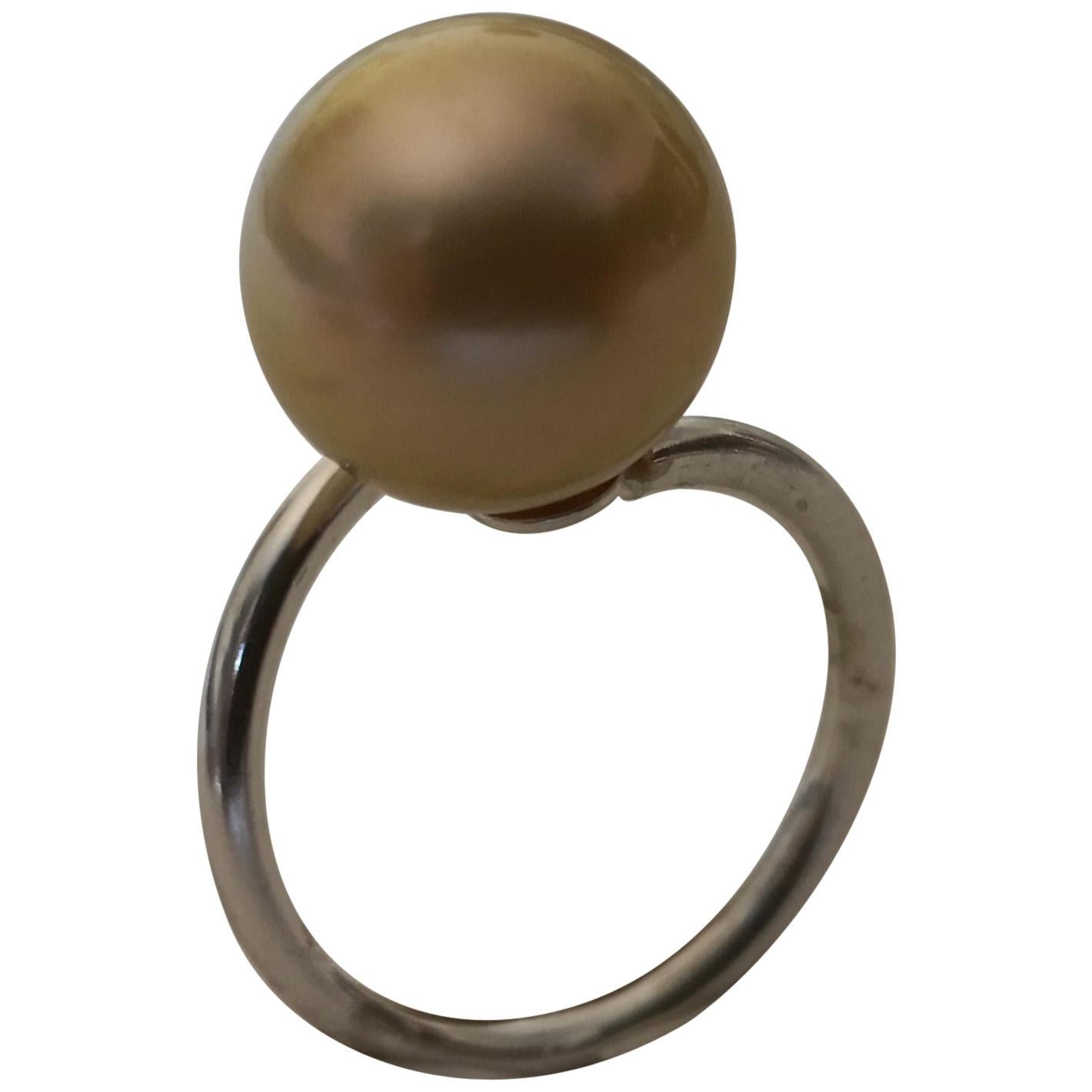 Ring of a Beautiful Golden Color South Sea Pearl AAA For Sale