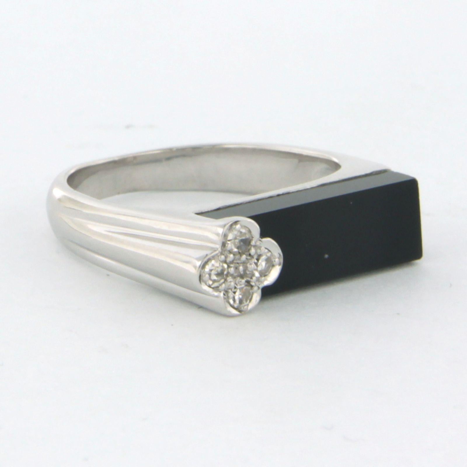 14 kt white gold ring with onyx and single cut diamond 0.06 ct F/G VS-SI - ring size 5 (15.5/49)

detailed description

the top of the ring is 5.0 mm wide and 4.0 mm high

Ring size 5 (15.5/49), ring can be reduced a few sizes at cost price. Please