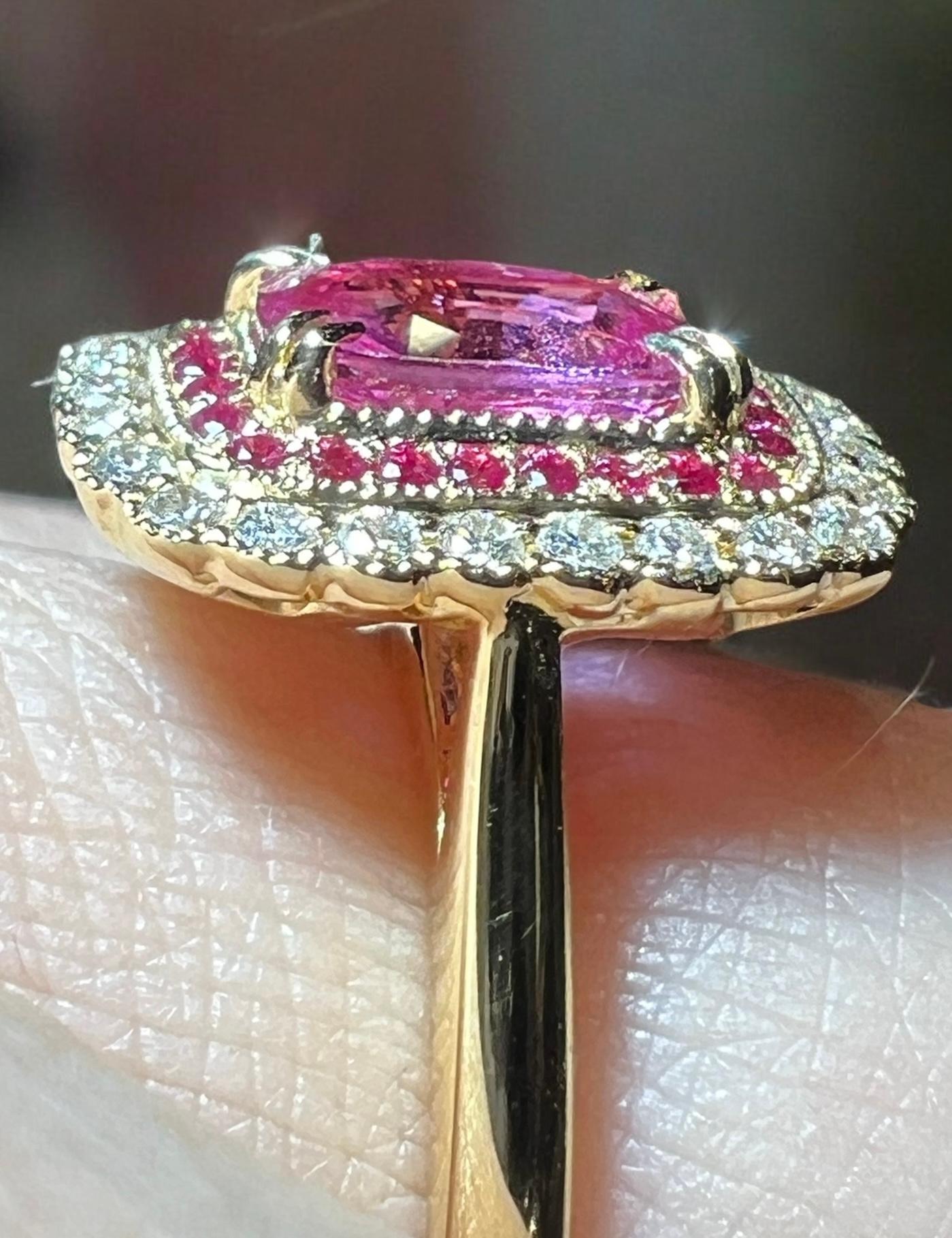 Anillo Zafiro rosa de 1,31 quilates rodeado de pavé de diamantes y zafiro rosa en venta 6