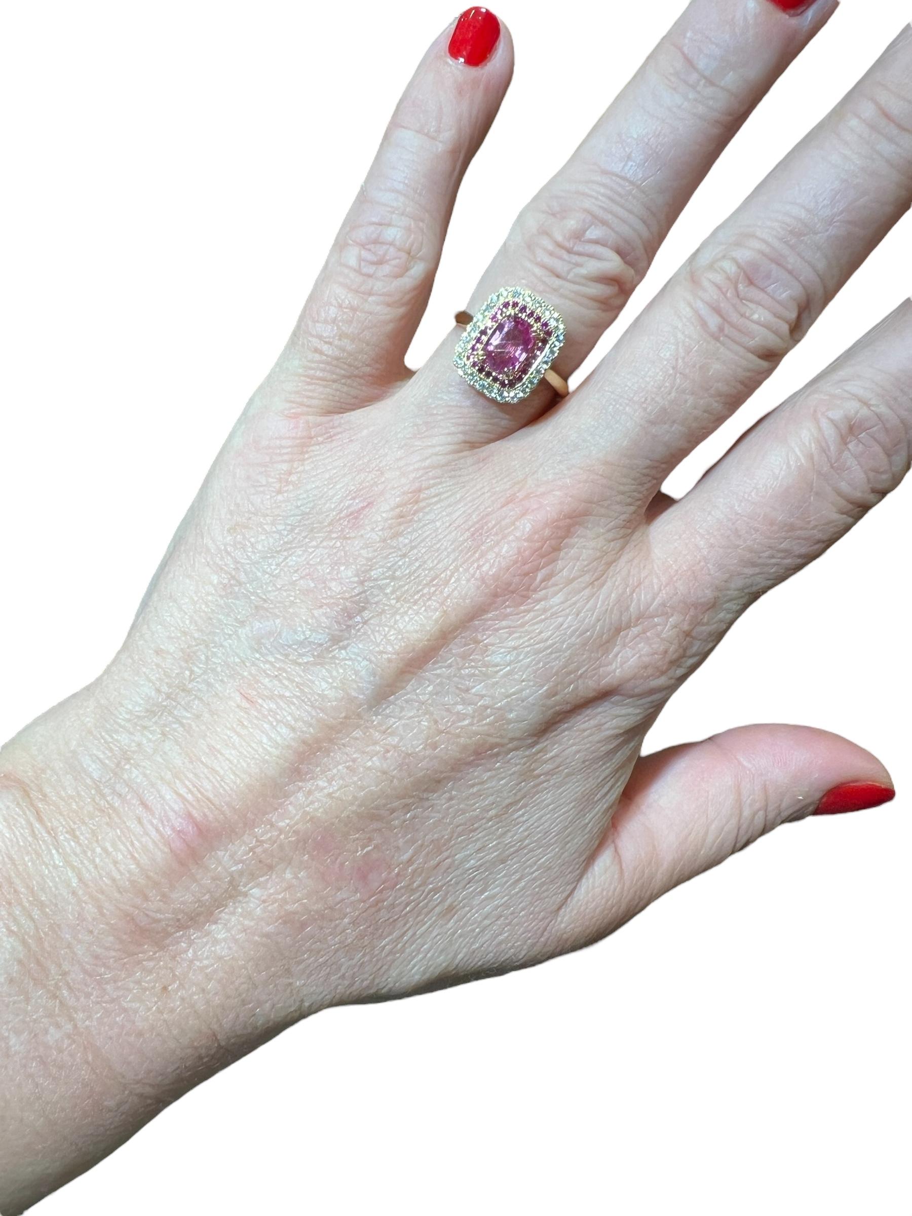 Anillo Zafiro rosa de 1,31 quilates rodeado de pavé de diamantes y zafiro rosa en venta 8