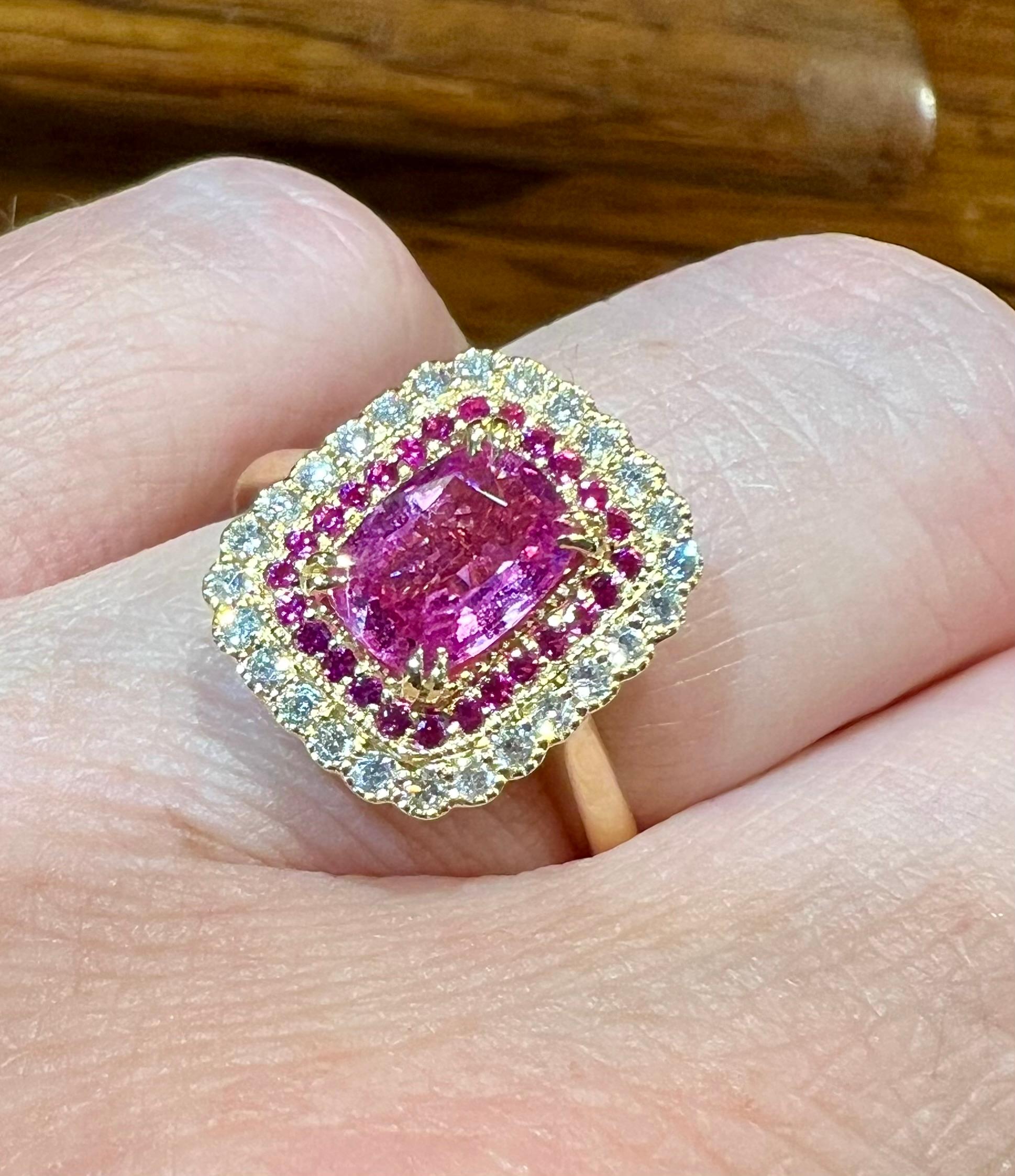 Anillo rectangular brillante de oro amarillo de 18 quilates engastado con un zafiro rosa rectangular oval facetado,

rosa intenso translúcido, ¡muy luminoso! 

que mide aproximadamente 0,7 cm por 0,5 cm,

con un peso de 1,31 quilates,

rodeado por