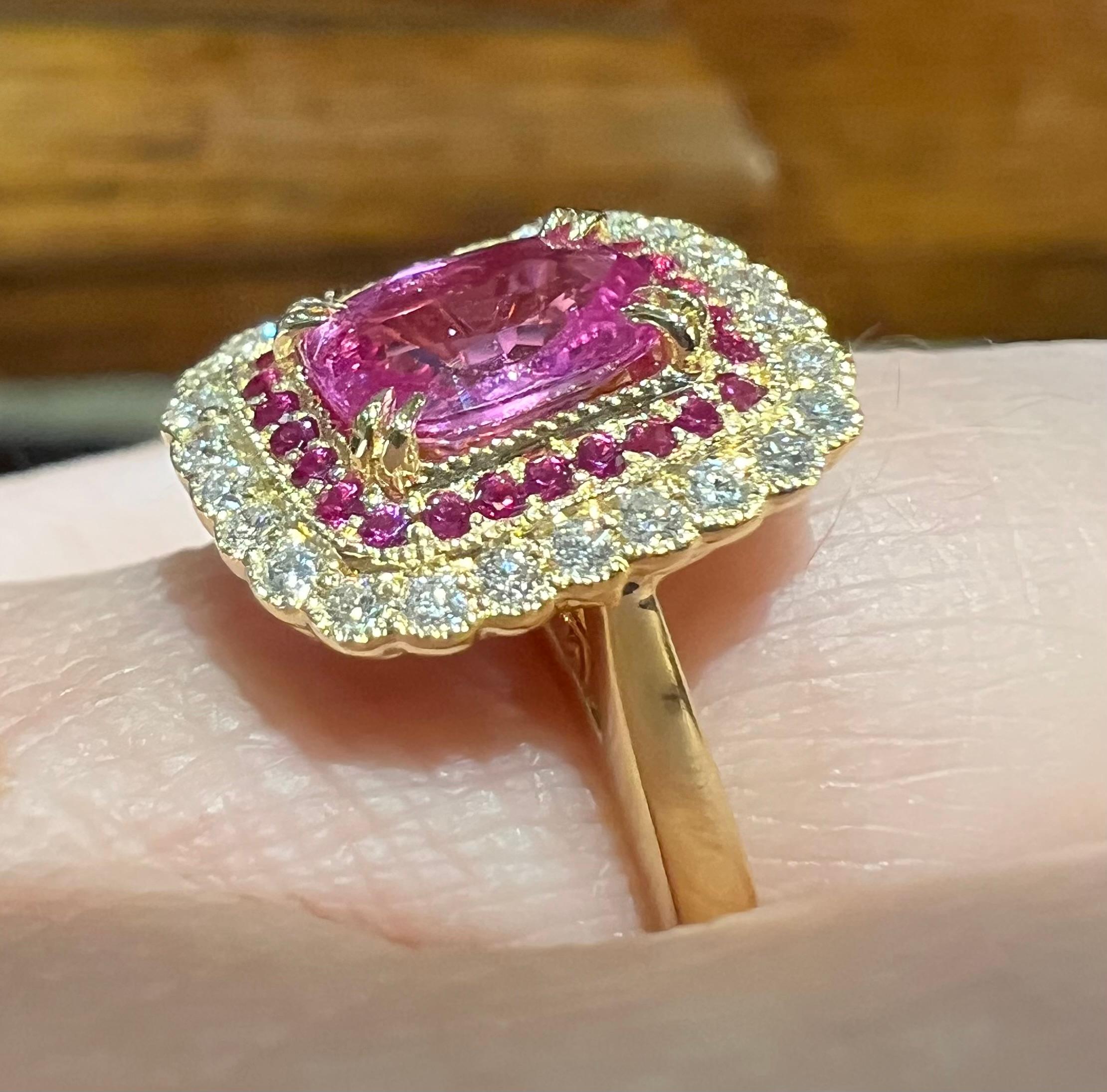 Anillo Zafiro rosa de 1,31 quilates rodeado de pavé de diamantes y zafiro rosa Art Decó en venta