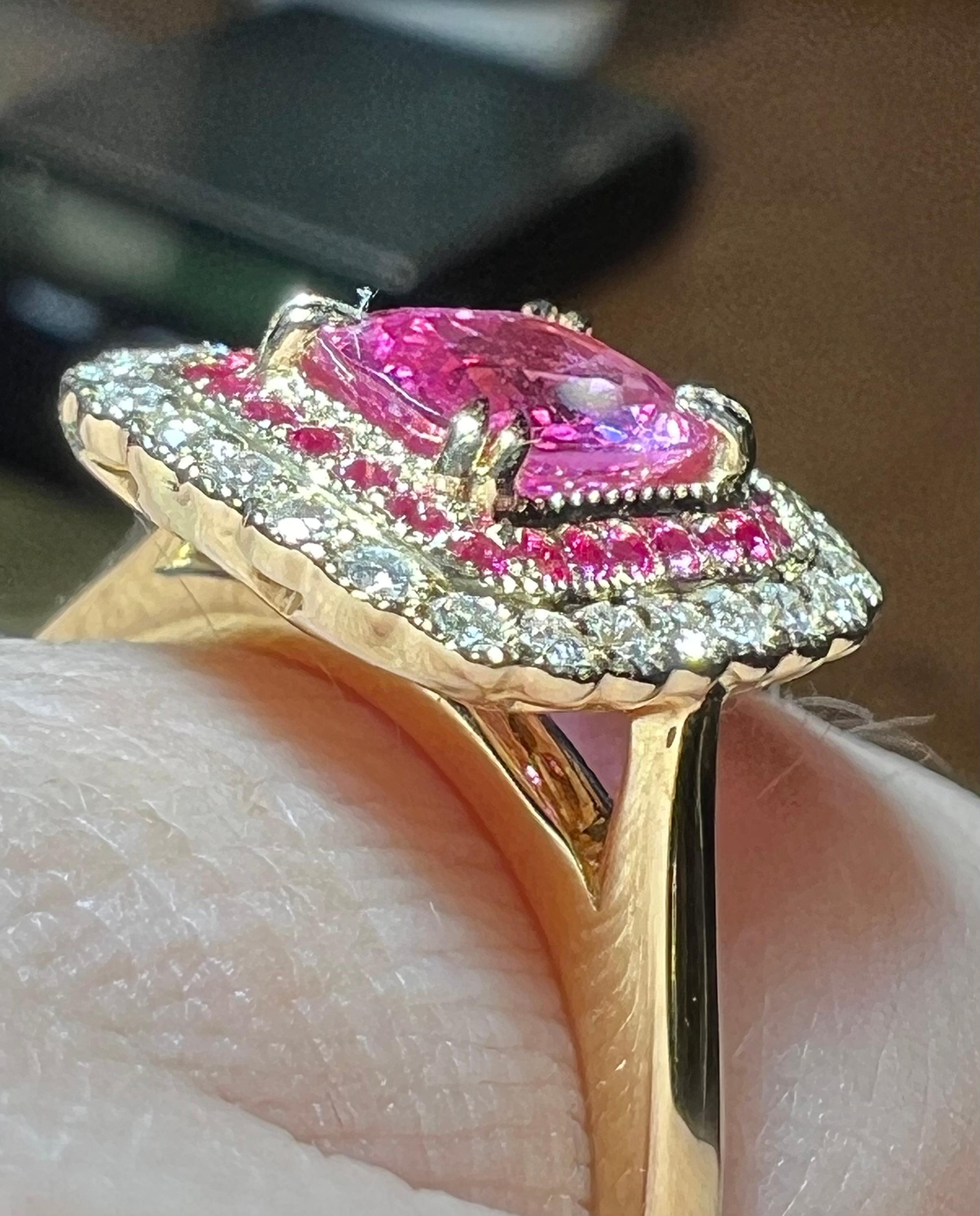 Anillo Zafiro rosa de 1,31 quilates rodeado de pavé de diamantes y zafiro rosa en Bueno estado para la venta en SAINT-OUEN-SUR-SEINE, FR