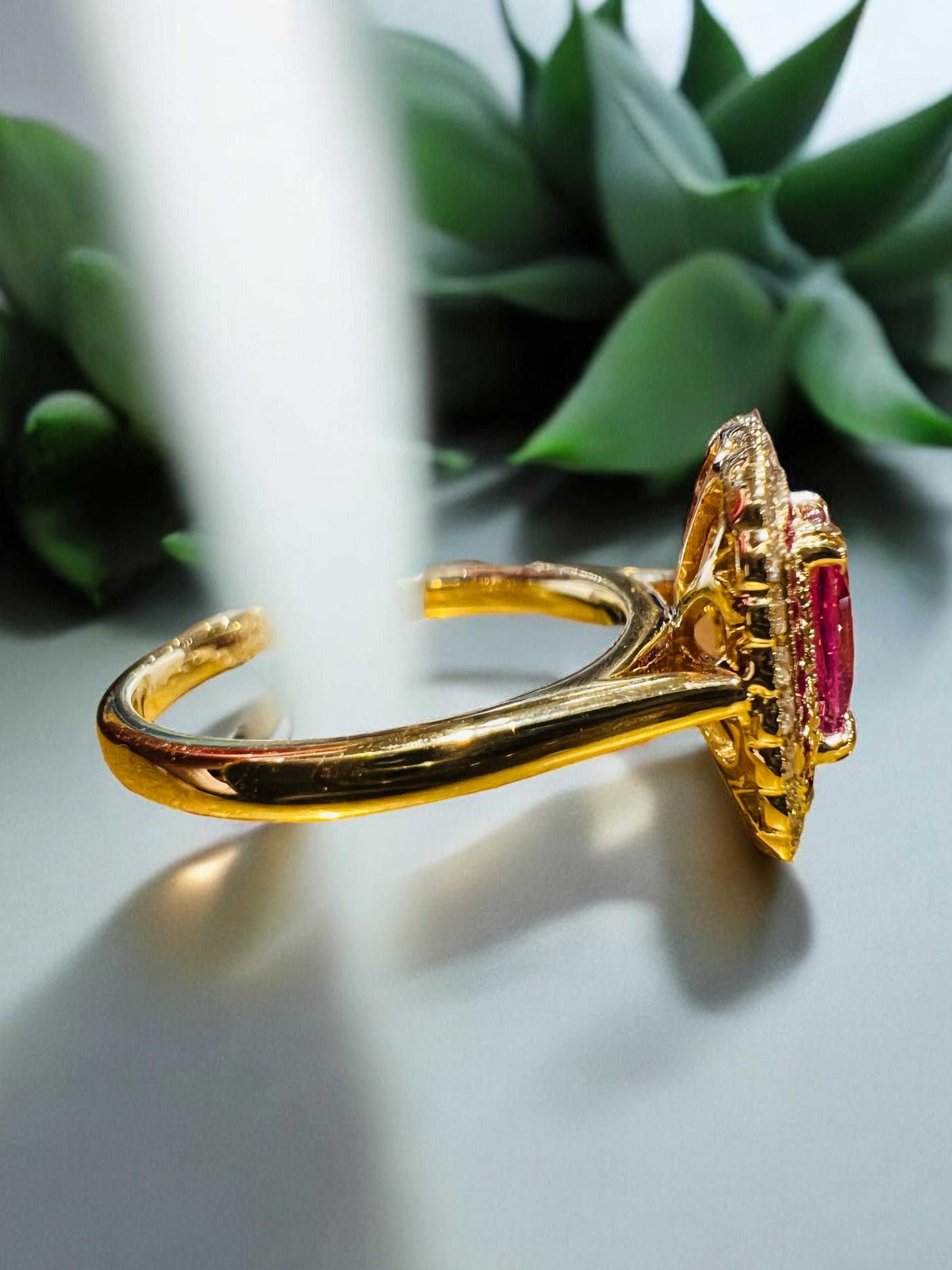 Anillo Zafiro rosa de 1,31 quilates rodeado de pavé de diamantes y zafiro rosa en venta 2