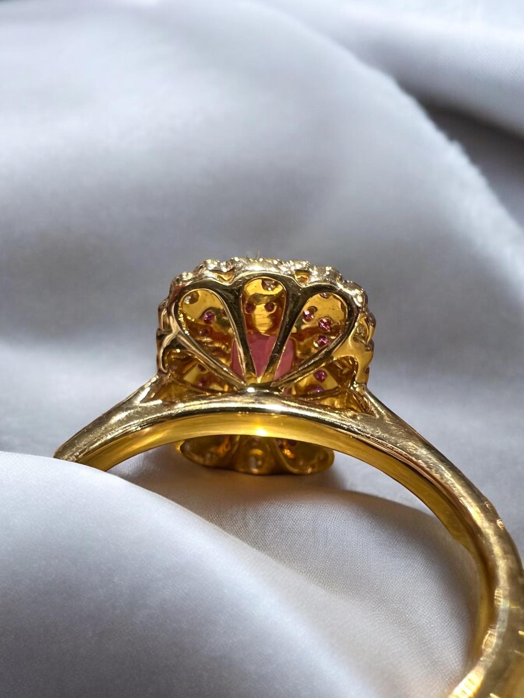 Anillo Zafiro rosa de 1,31 quilates rodeado de pavé de diamantes y zafiro rosa en venta 3