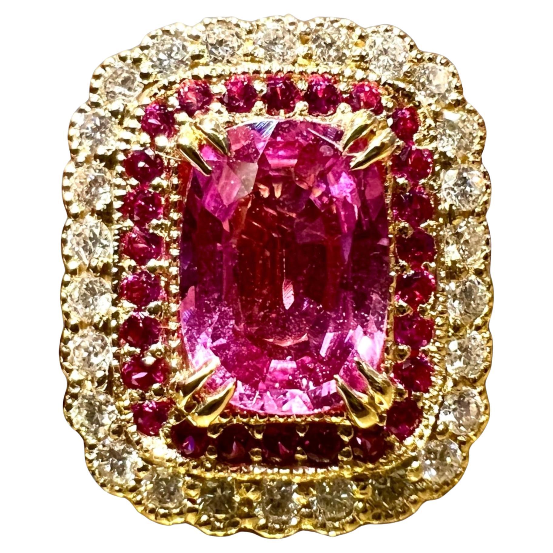 Anillo Zafiro rosa de 1,31 quilates rodeado de pavé de diamantes y zafiro rosa en venta