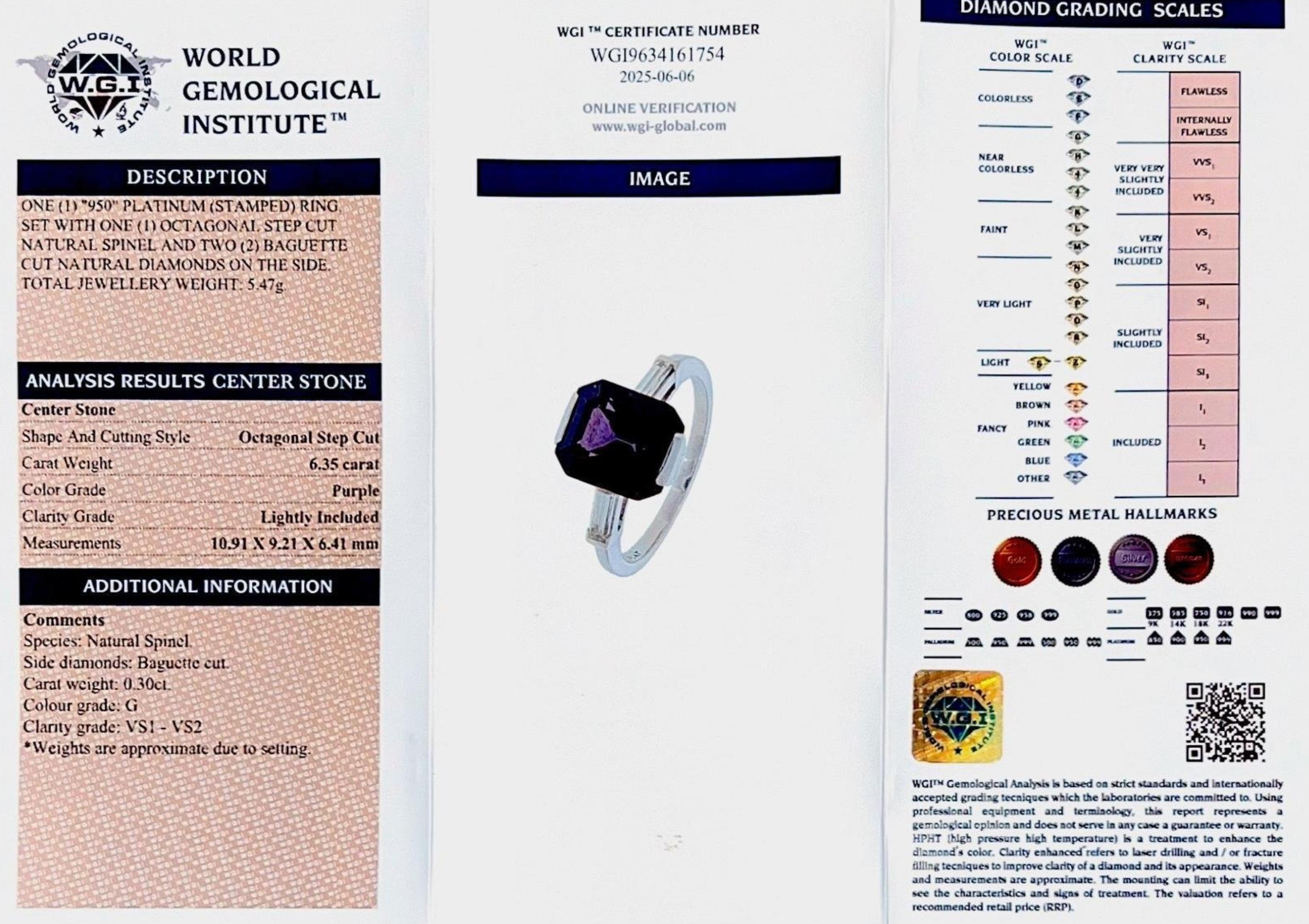 Moderno anillo de platino montado con una espinela púrpura natural de talla octogonal escalonada, ricamente saturada, de un peso aproximado de 6,35 quilates. La piedra central está flanqueada por dos diamantes naturales talla baguette finamente