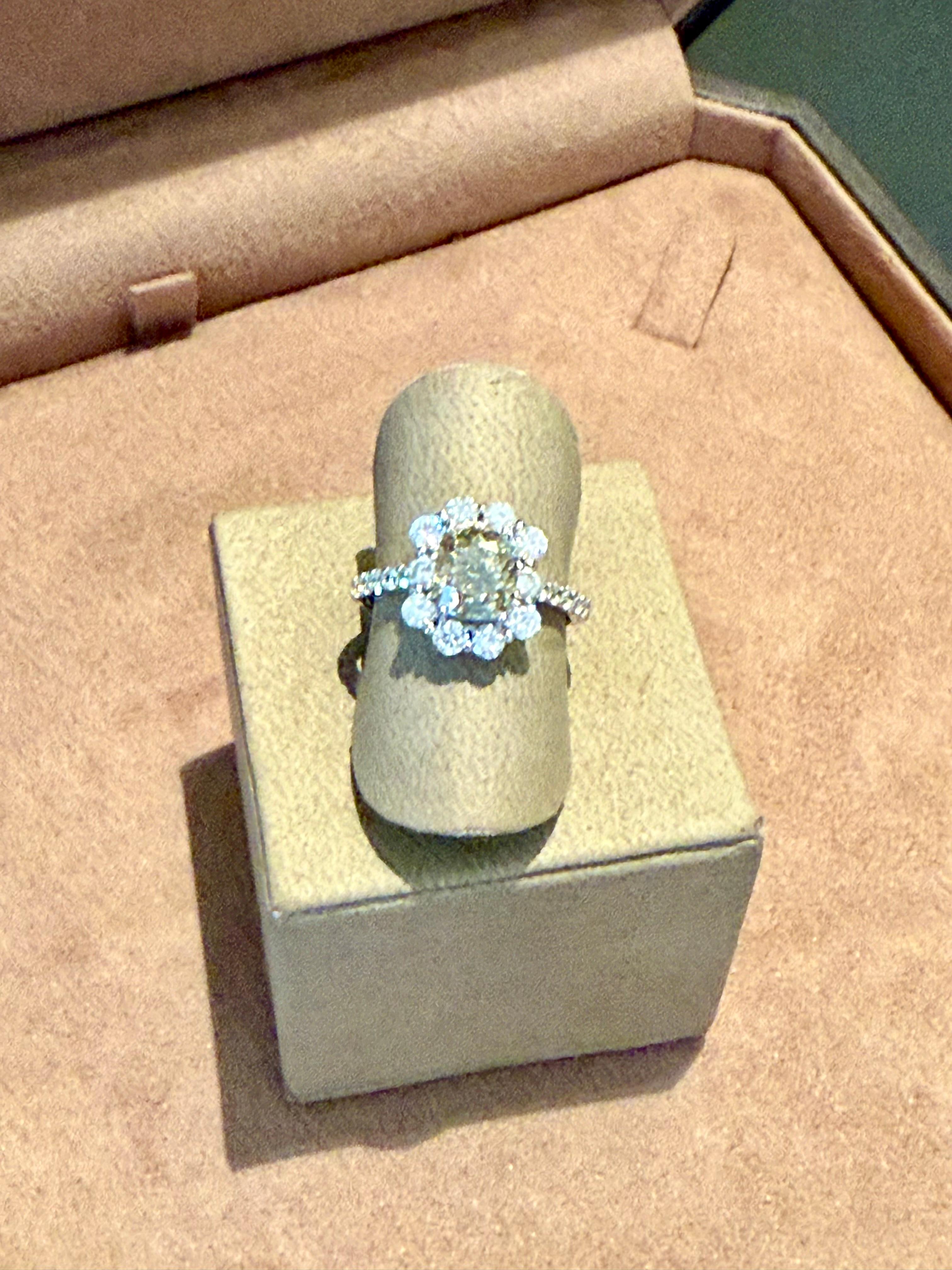 Anello in platino 950 con diamante Halo marrone chiaro e fantasia in vendita 4