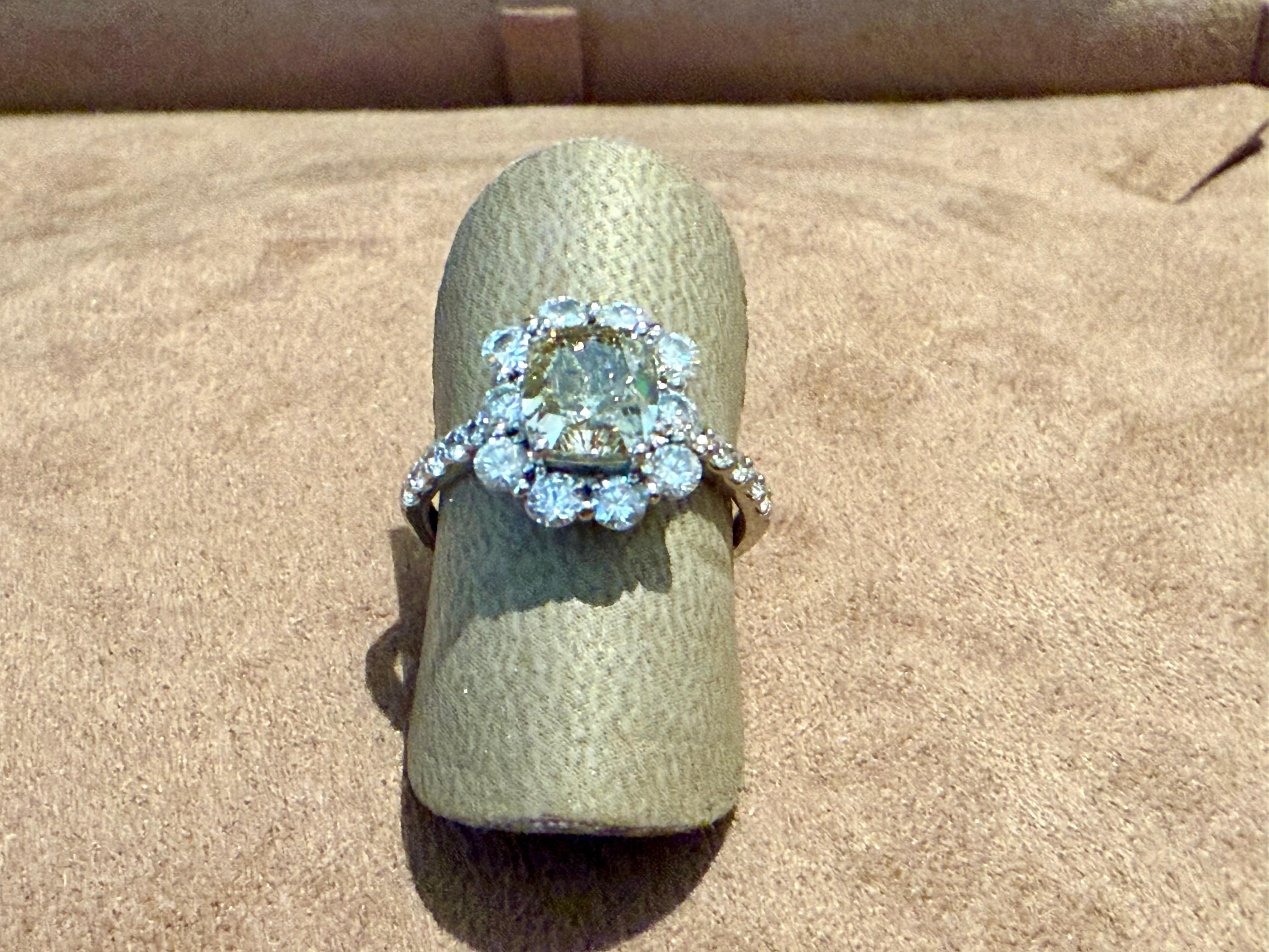 Un anello di fidanzamento con diamante naturale davvero bellissimo! Questa bellezza in platino 950 presenta un diamante marrone chiaro da 1,75 tagliato a cuscino.  incastonato in un'aureola di splendido bianco  con altri diamanti incastonati a metà