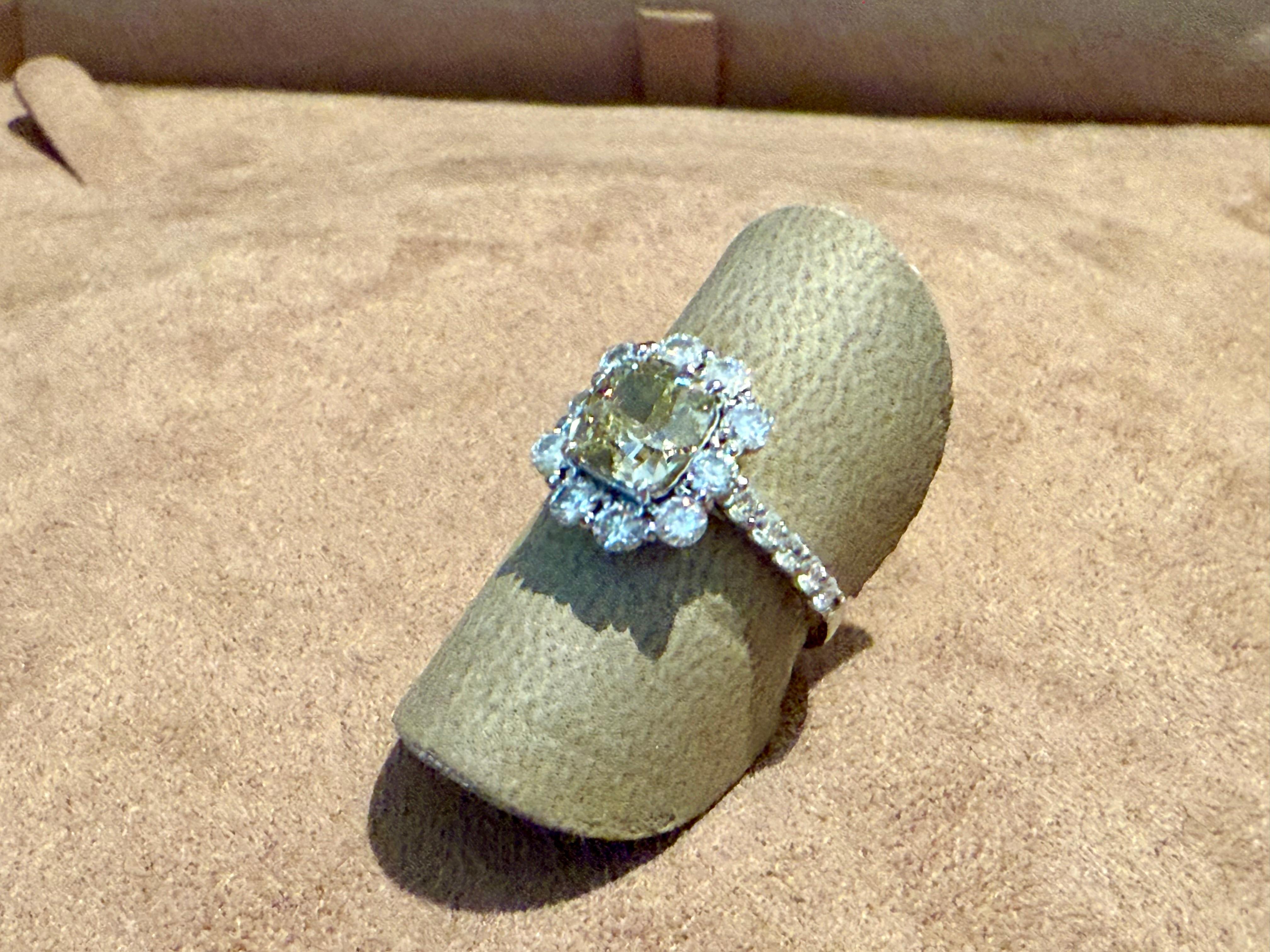 Contemporaneo Anello in platino 950 con diamante Halo marrone chiaro e fantasia in vendita