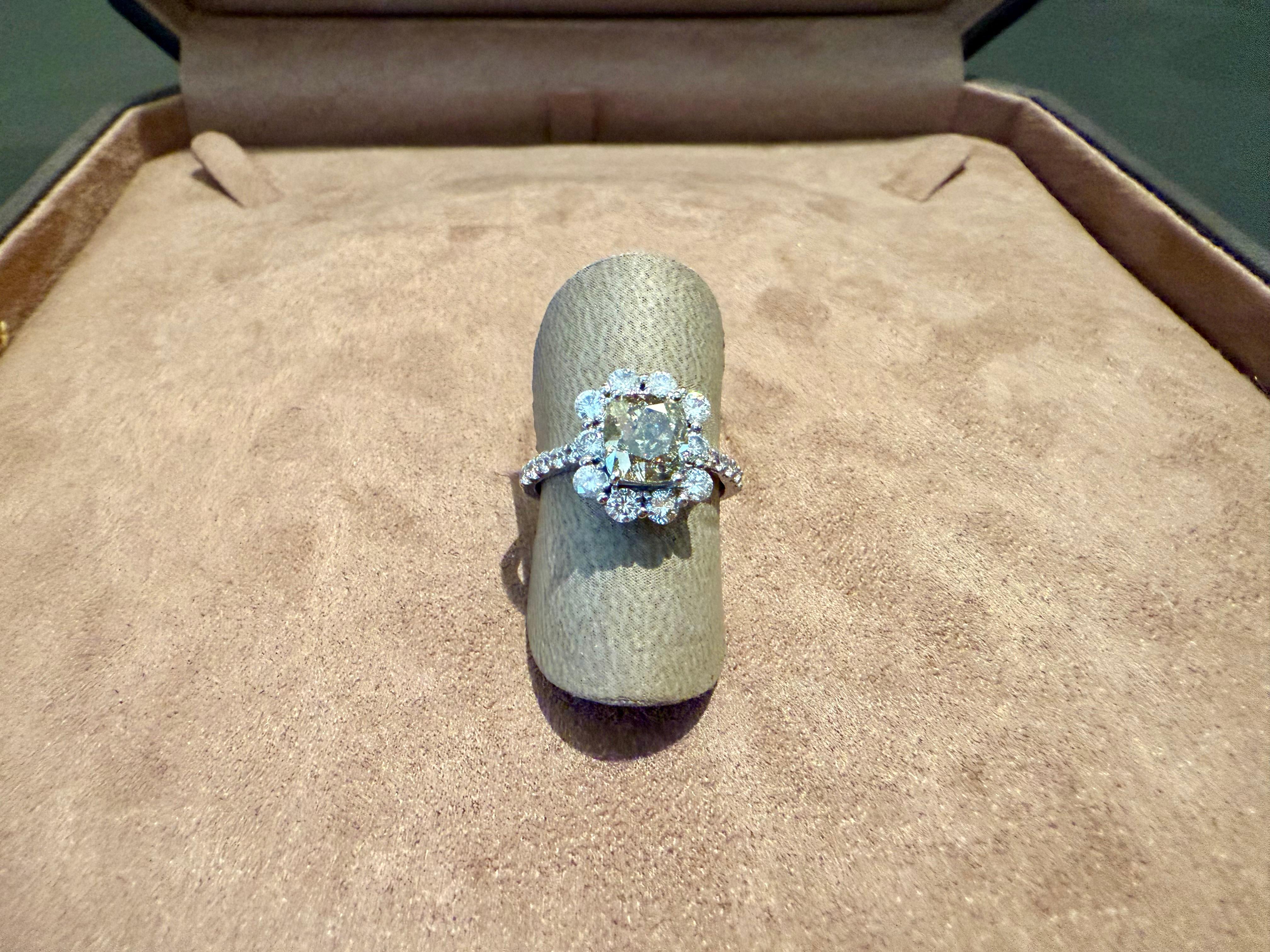 Taglio cuscino Anello in platino 950 con diamante Halo marrone chiaro e fantasia in vendita