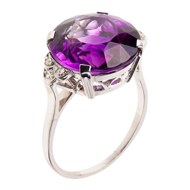 Antique Amethyst and Diamond Ring in Platinum, English circa 1910 For Sale
