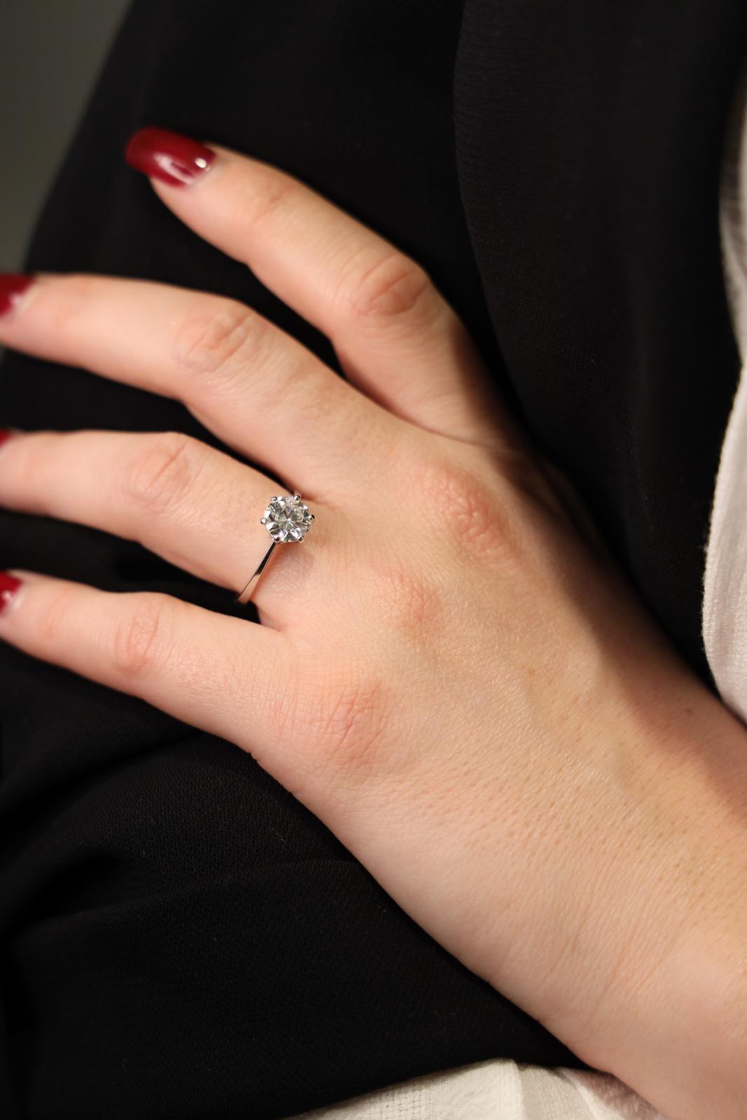 Solitärring aus Weißgold 750 Tausendstel (18 Karat). besetzt mit einem Diamanten im Brillantschliff. Gesamtgewicht ca. 1,25 cts. Breite an der Spitze: 0,71 cm. Fingergröße: 54. Gesamtgewicht: 2,69 g. Punzierungen Hundekopf und Adlerkopf.