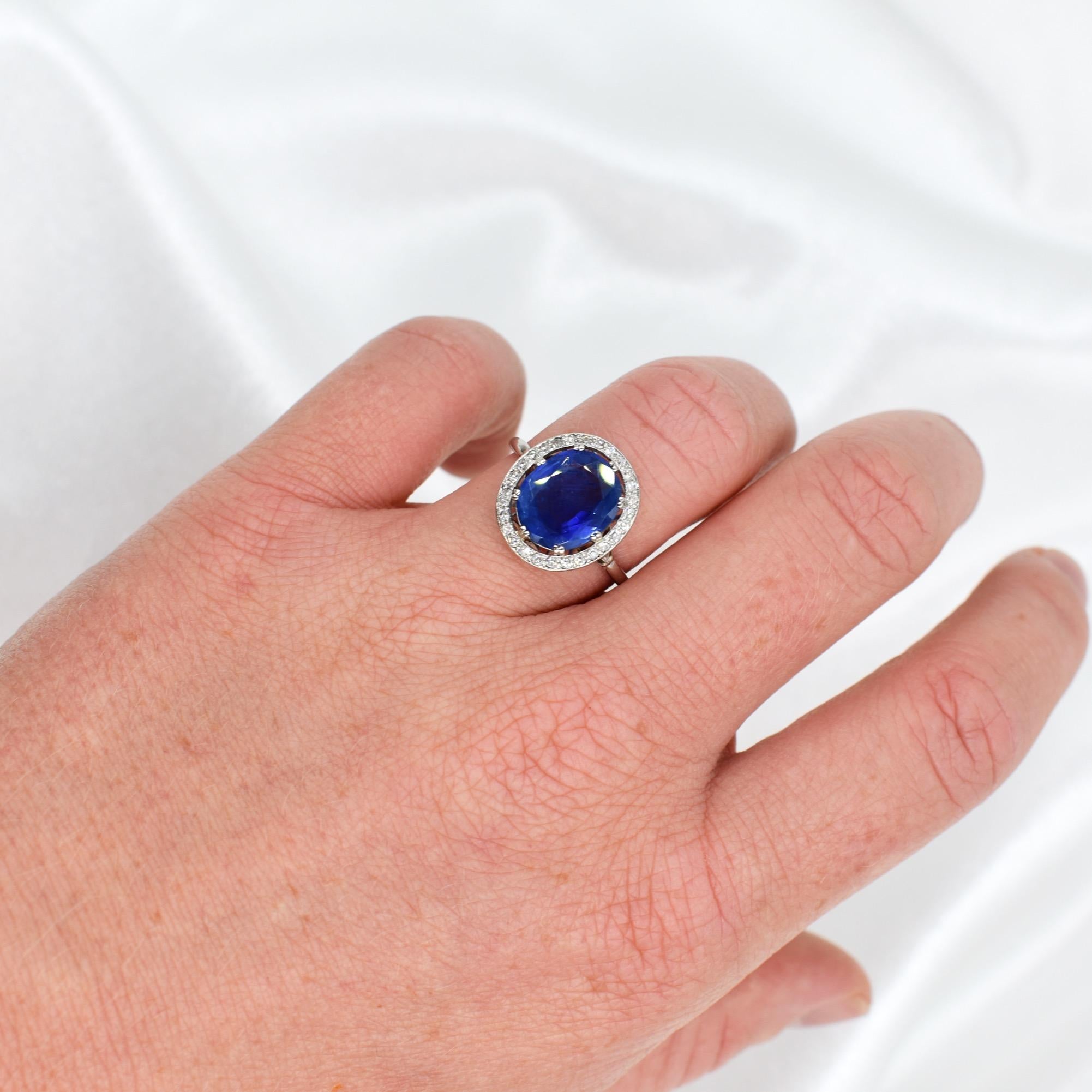 Superb antique Pompadour ring from the 1920s. Crafted in platinum, it features a magnificent natural unheated Ceylon sapphire of approximately 3.5 carats (11.1 x 9.4 x 4.0 mm), surrounded by diamonds to enhance its beauty. The work on the back of