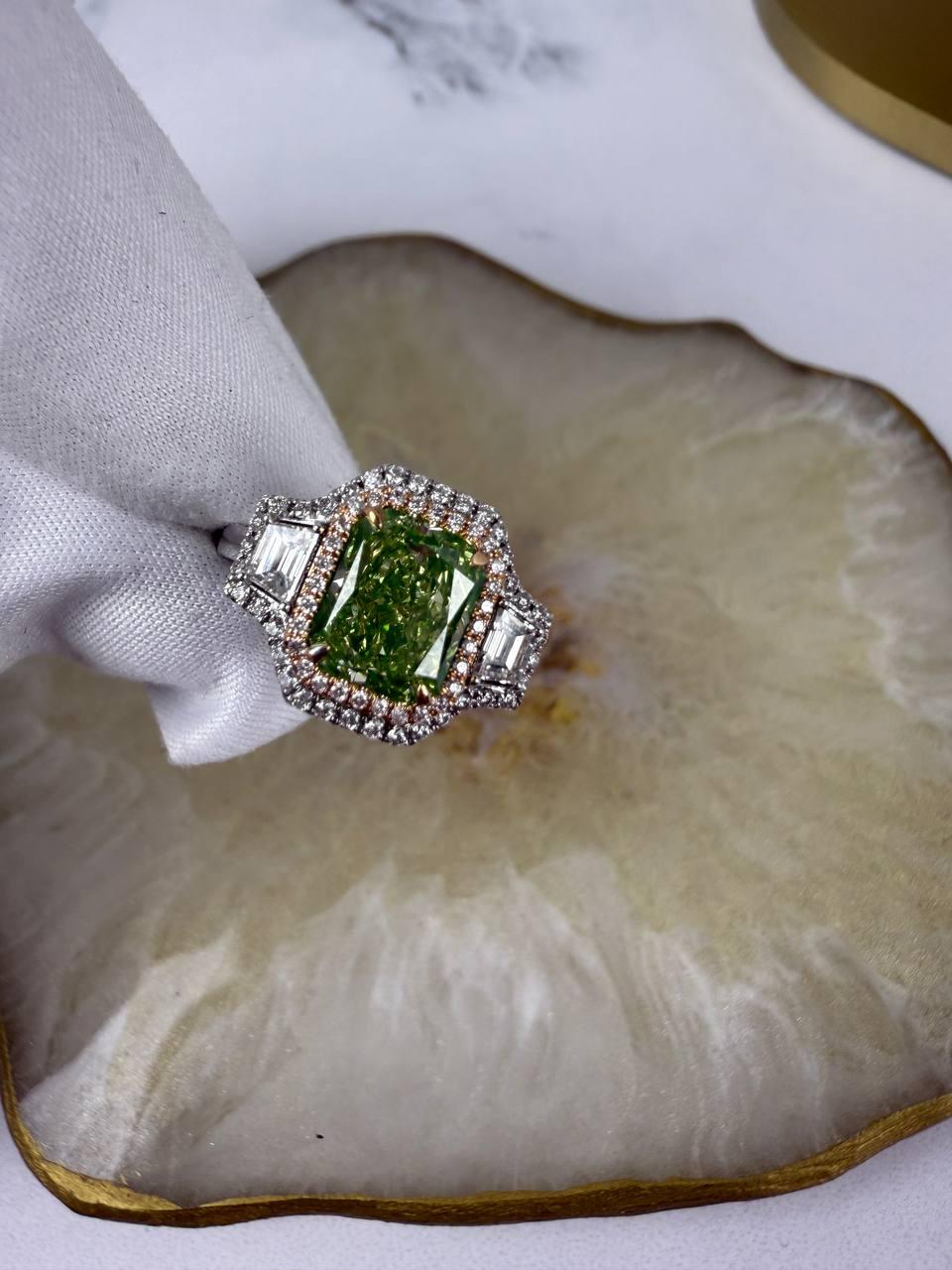 Questo splendido anello di RaldDiamonds è realizzato in oro bianco 18 carati e combina un'eleganza contemporanea con un'eccezionale maestria. Il centro è costituito da un diamante a taglio radiante del peso di 2,02 carati, con un raro colore Fancy