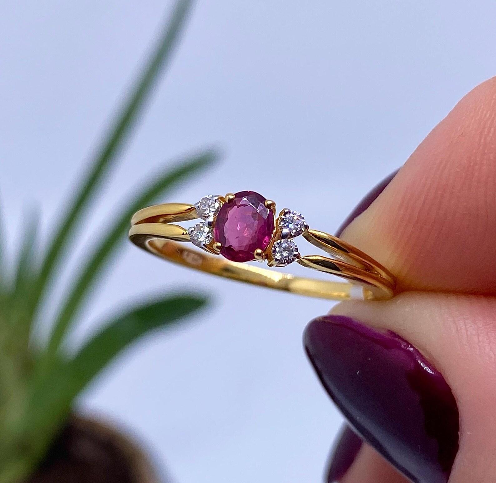 Taille ovale Bague en or jaune 14 carats, saphir rouge et diamants, pierre précieuse naturelle, 7US en vente