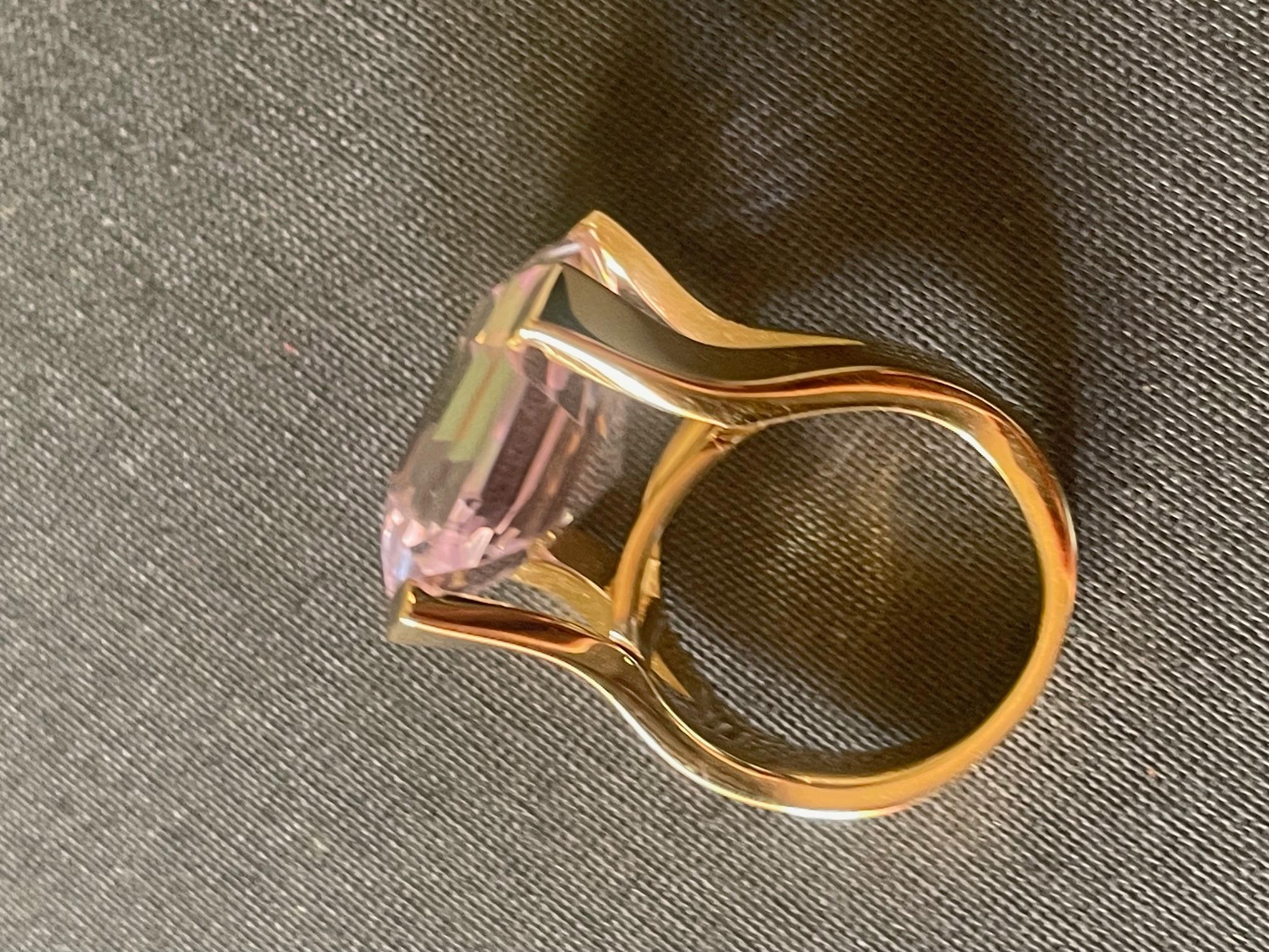 bague en or jaune avec tourmaline carrée rose clair taille émeraude, or 18k 21 gr.
Tous les bijoux de Giulia Colussi sont neufs et n'ont jamais été portés ou possédés auparavant. Chaque article arrivera à votre porte joliment emballé dans nos