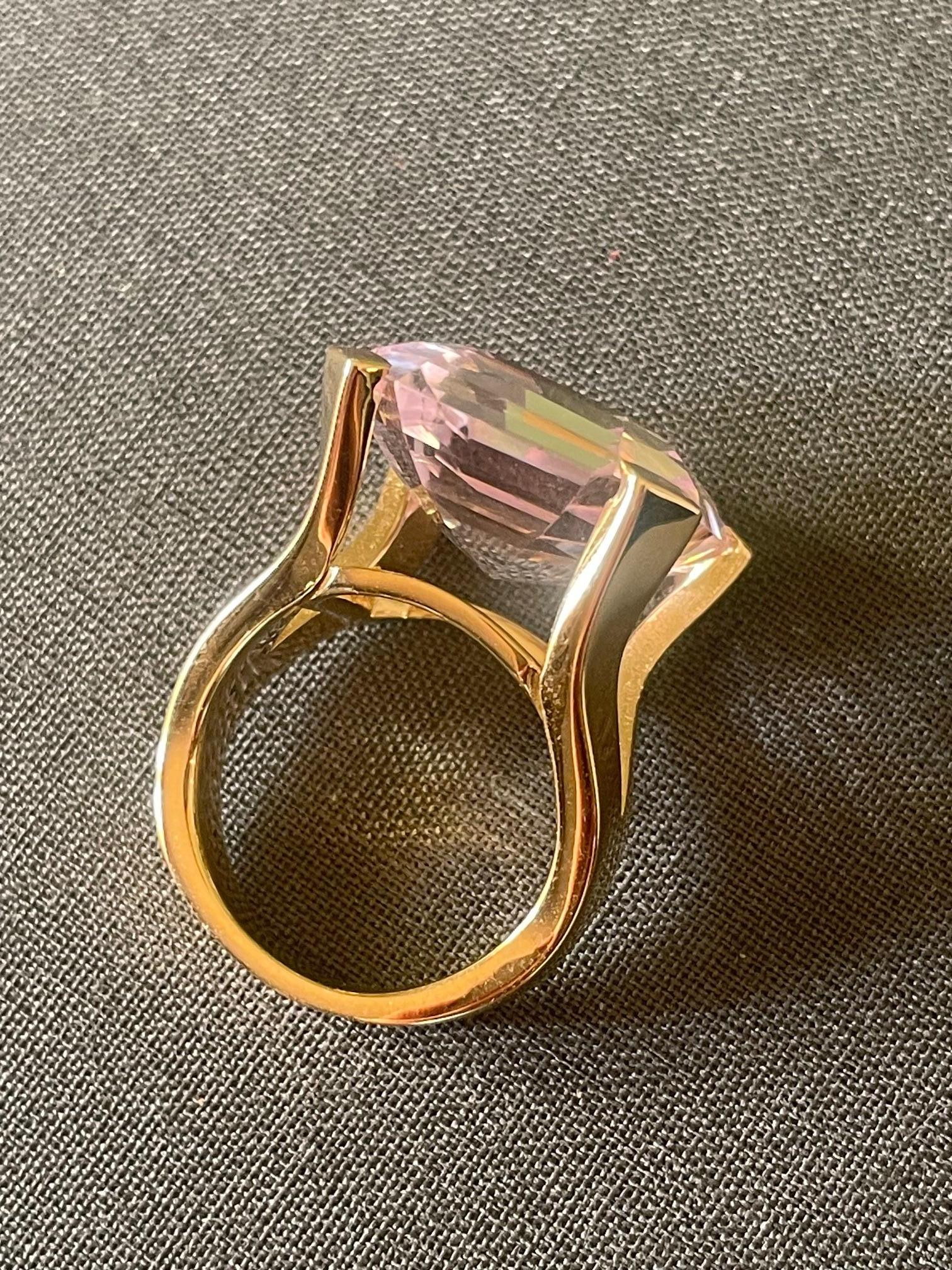Artiste Bague tourmaline rose très grande or 18k en vente