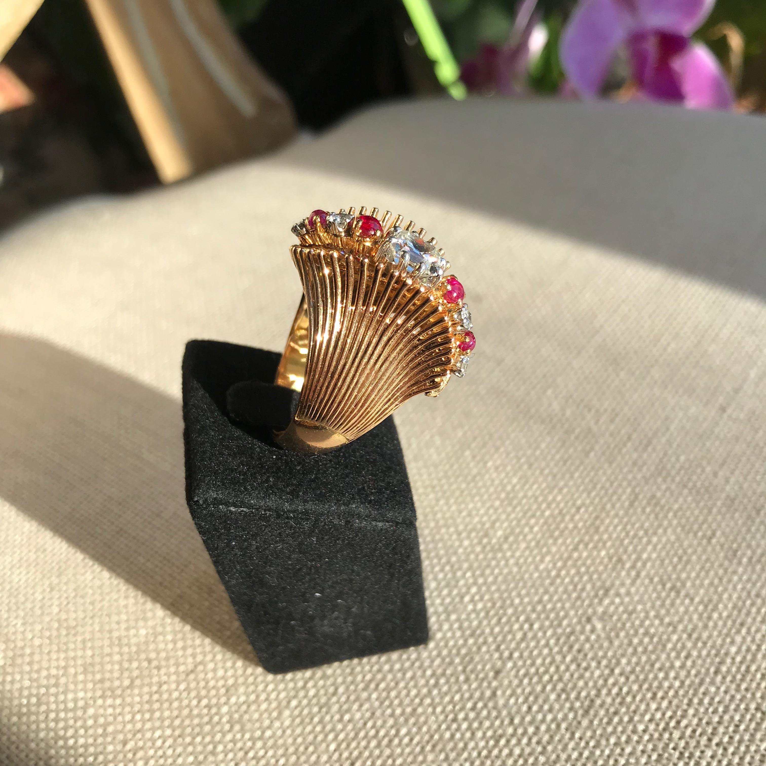 Anillo de oro amarillo de 18 quilates, rubí y diamantes, circa 1950-60 
4 Rubíes Cabujón y 5 Diamantes
El diamante central pesa unos 0,75 quilates 
Peso bruto: 12,3 g 
Diámetro aproximado 18 talla 56 
este anillo hace juego con el alfiler y los