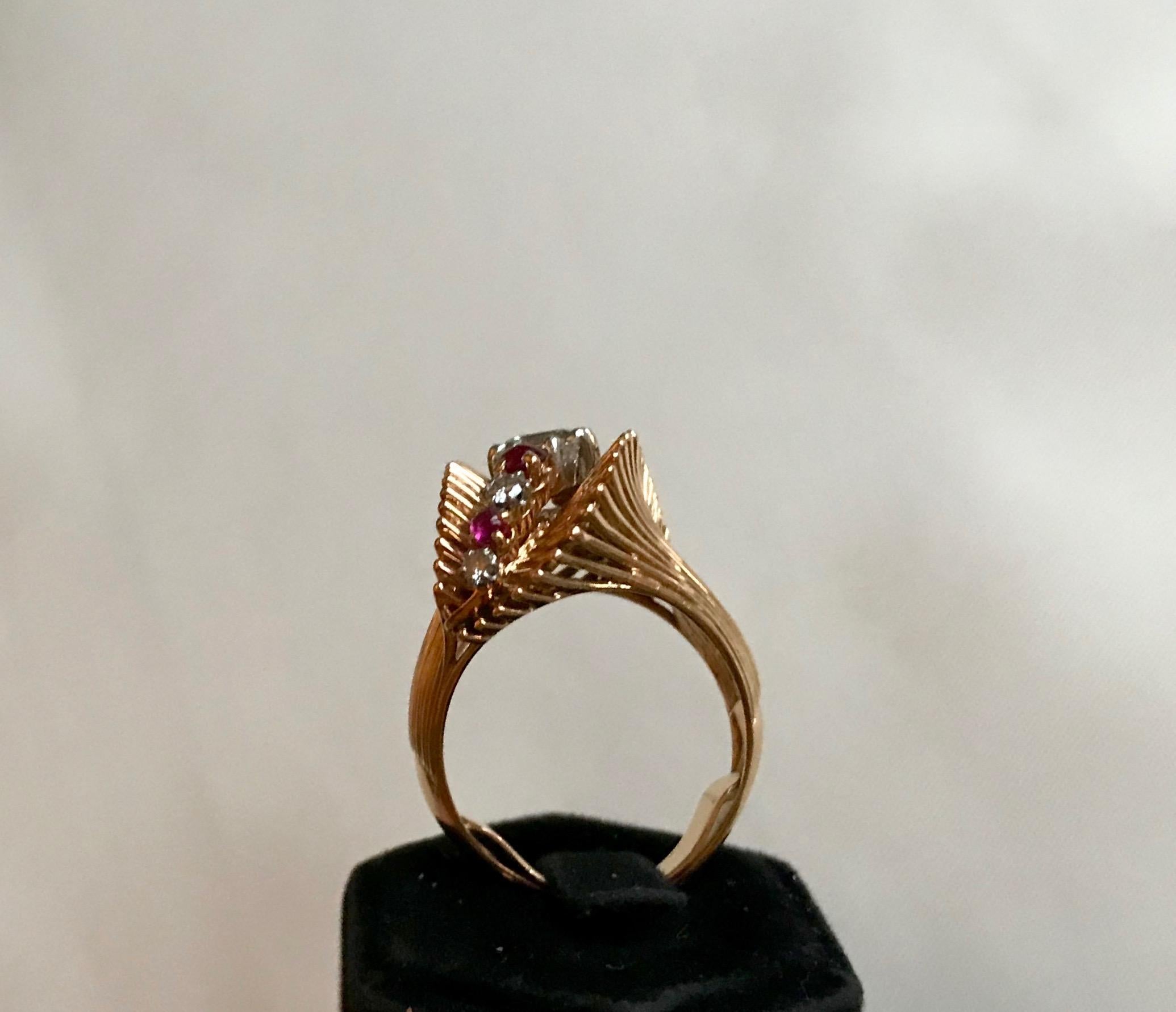 De las mujeres Anillo Rubí y Diamantes circa 1950 Oro Amarillo 18 Quilates, Rubí y Diamantes en venta