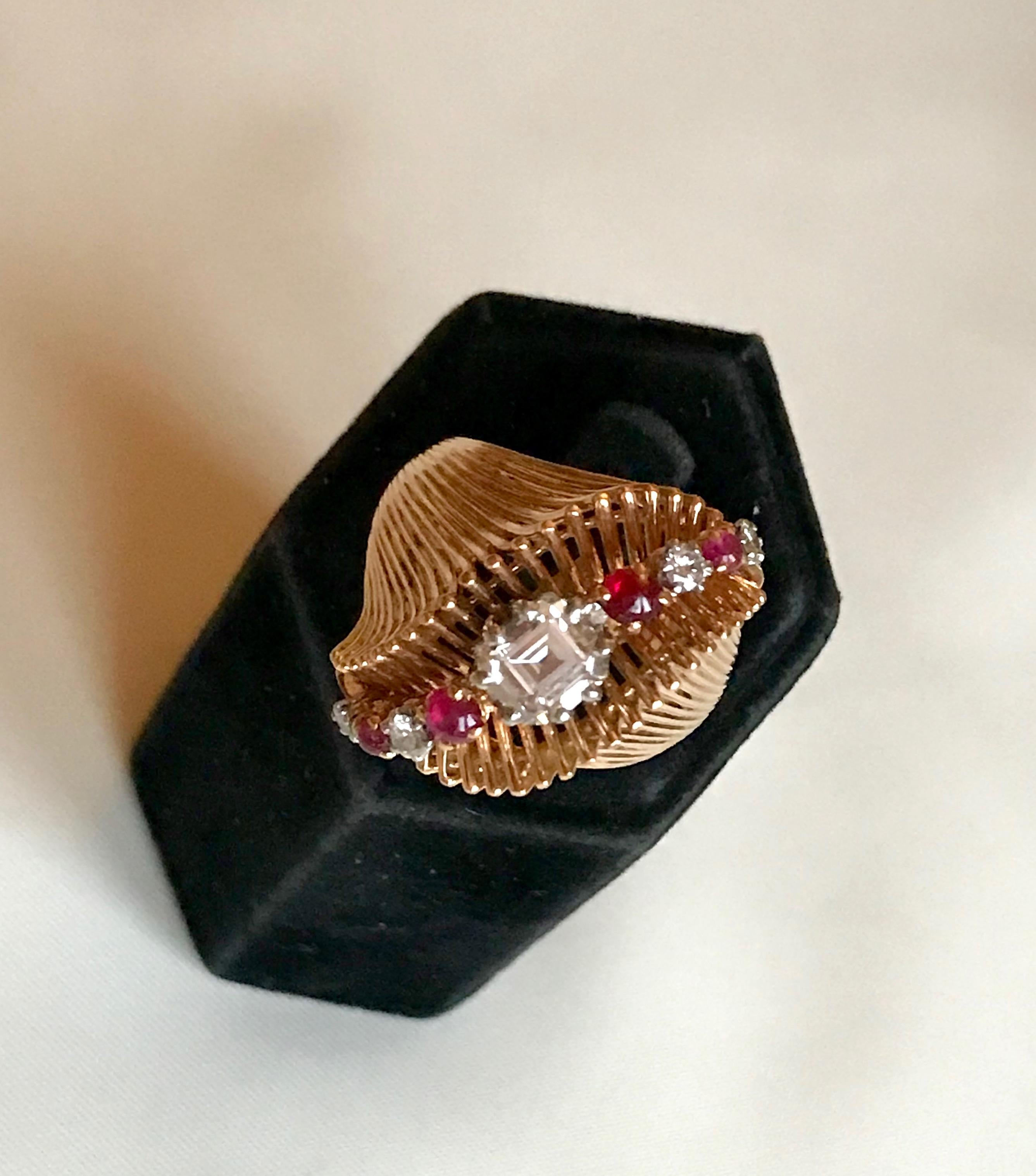 Anillo Rubí y Diamantes circa 1950 Oro Amarillo 18 Quilates, Rubí y Diamantes en venta 1