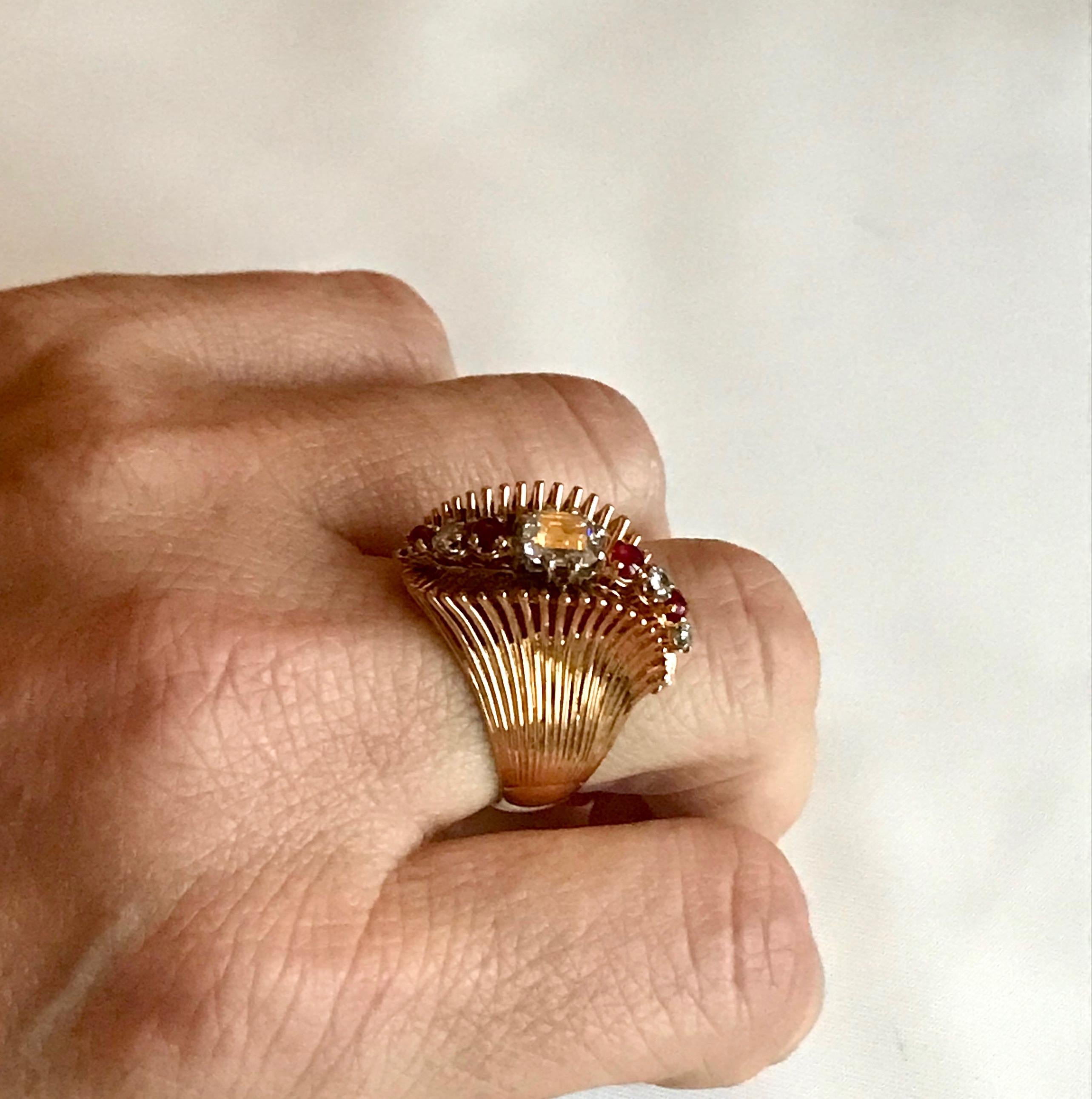 Anillo Rubí y Diamantes circa 1950 Oro Amarillo 18 Quilates, Rubí y Diamantes en venta 2