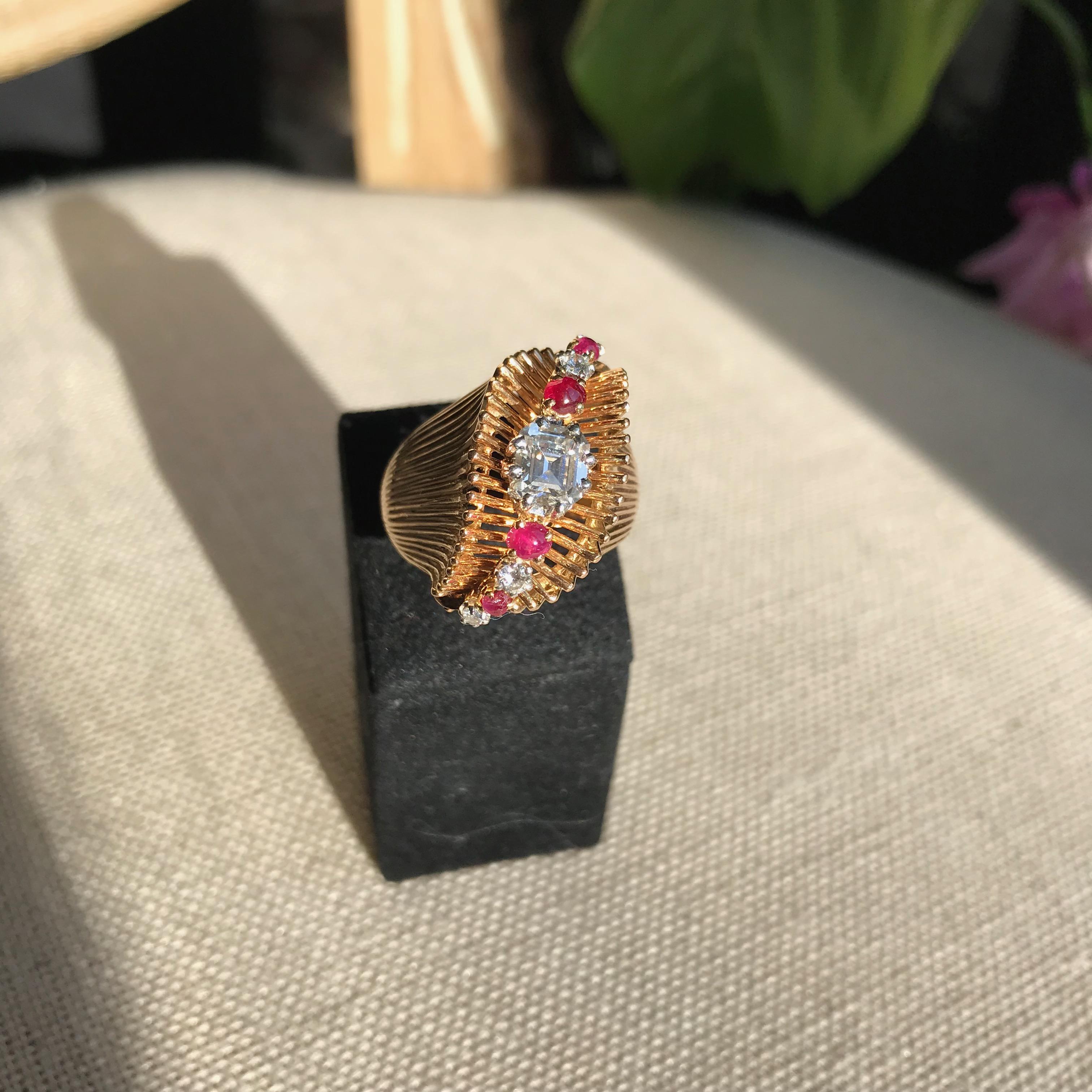 Anillo Rubí y Diamantes circa 1950 Oro Amarillo 18 Quilates, Rubí y Diamantes en venta 3
