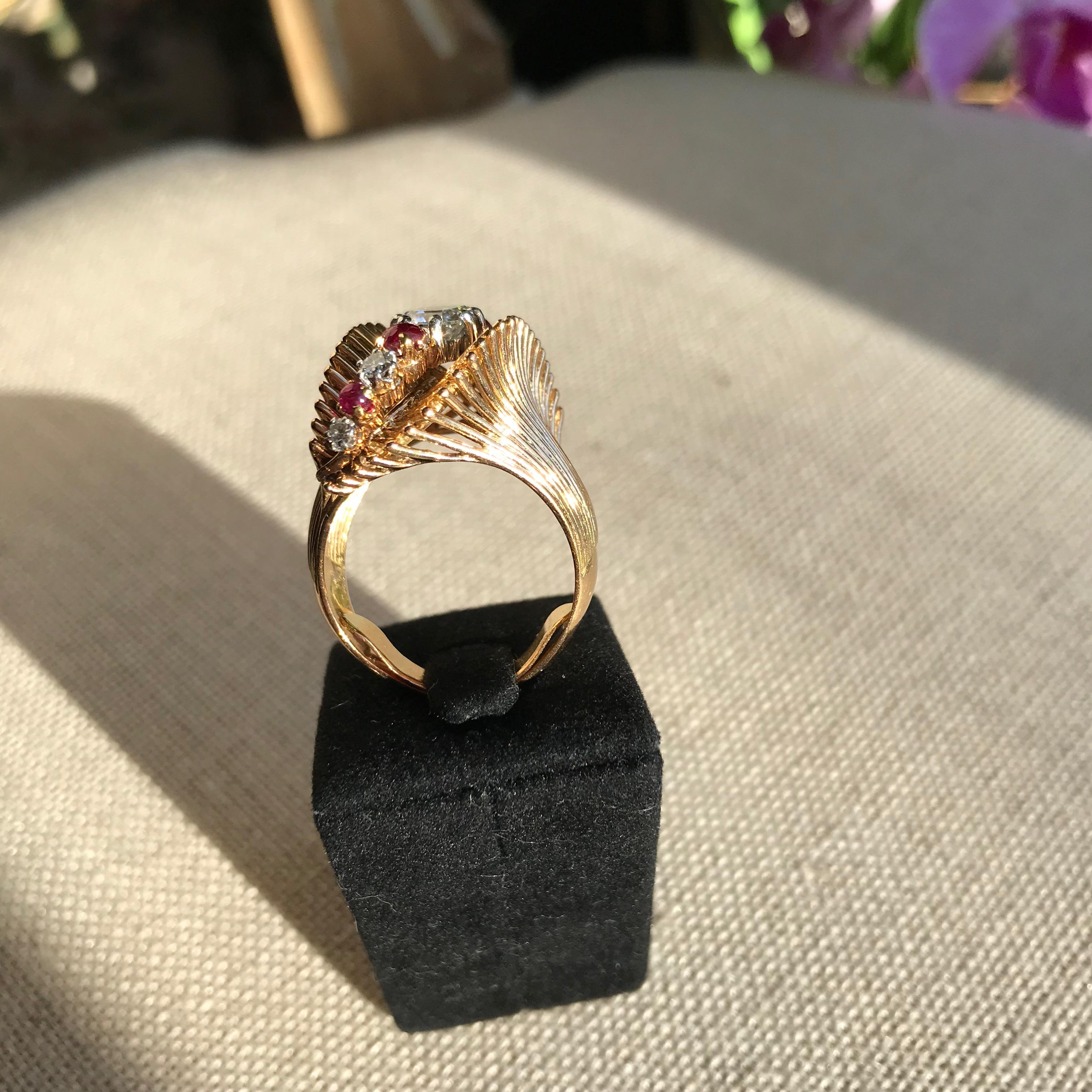 Anillo Rubí y Diamantes circa 1950 Oro Amarillo 18 Quilates, Rubí y Diamantes en venta 4