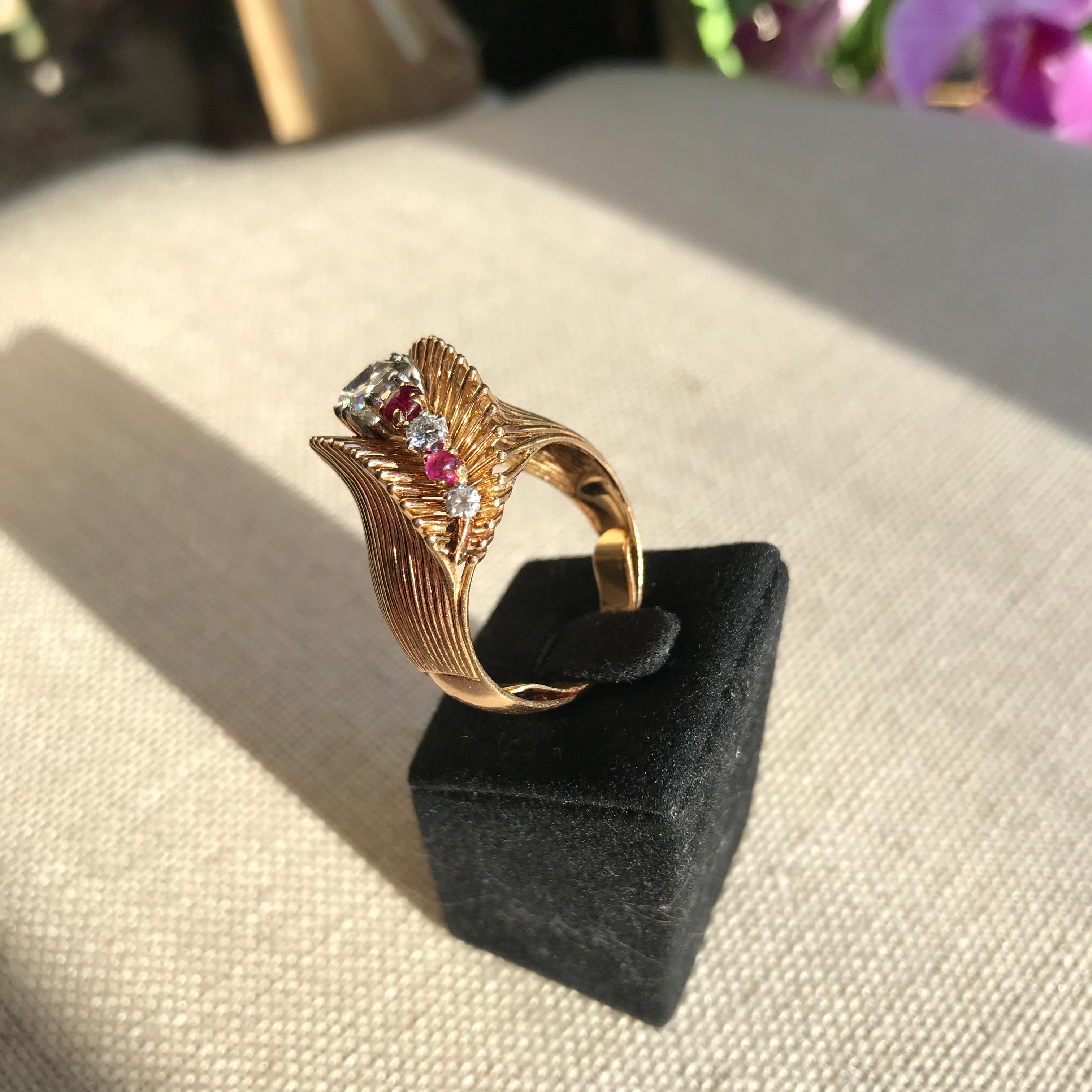 Anillo Rubí y Diamantes circa 1950 Oro Amarillo 18 Quilates, Rubí y Diamantes en venta 5