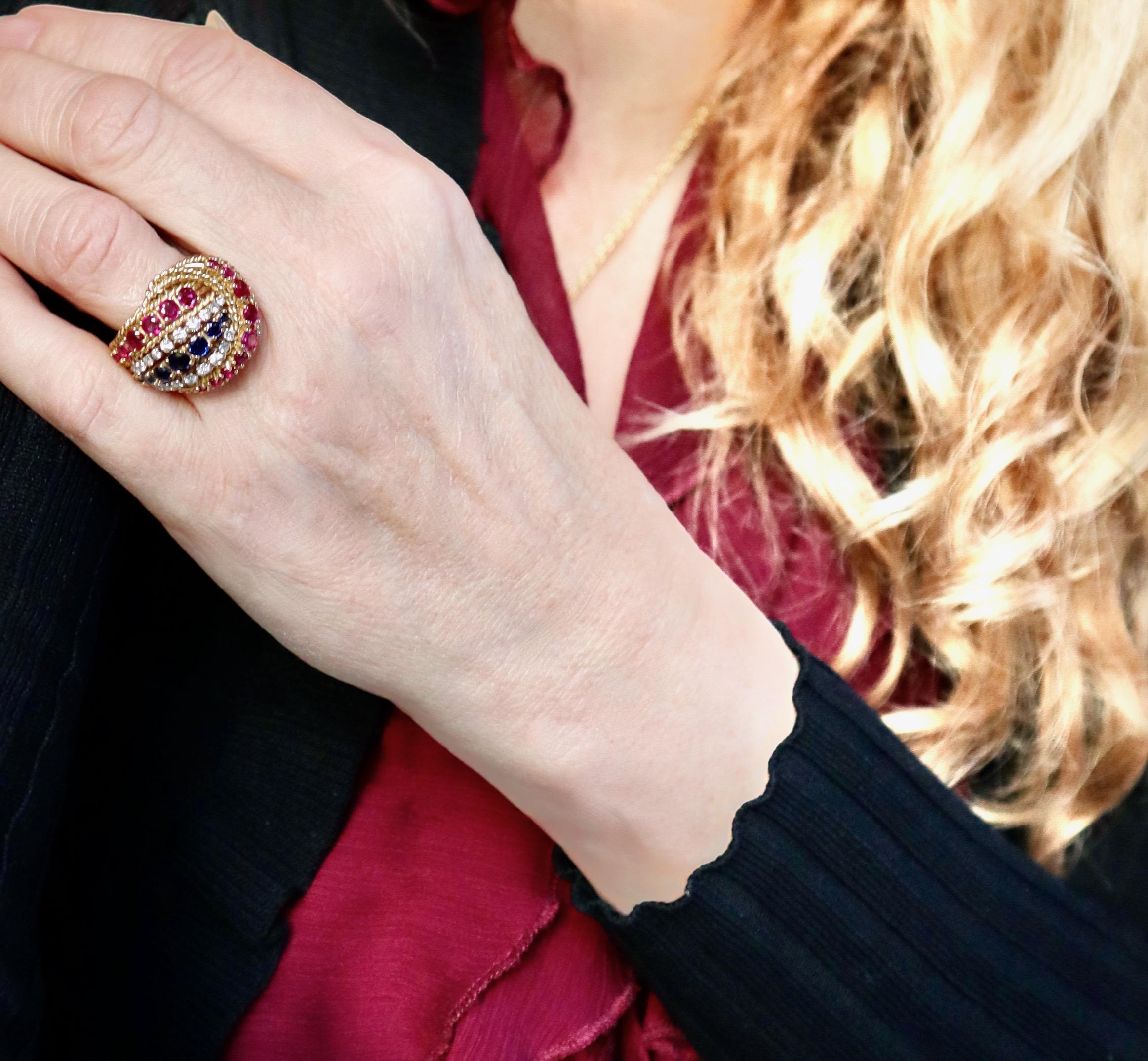 Bague en or jaune 18 carats, rubis et diamants, circa 1950 en vente 5