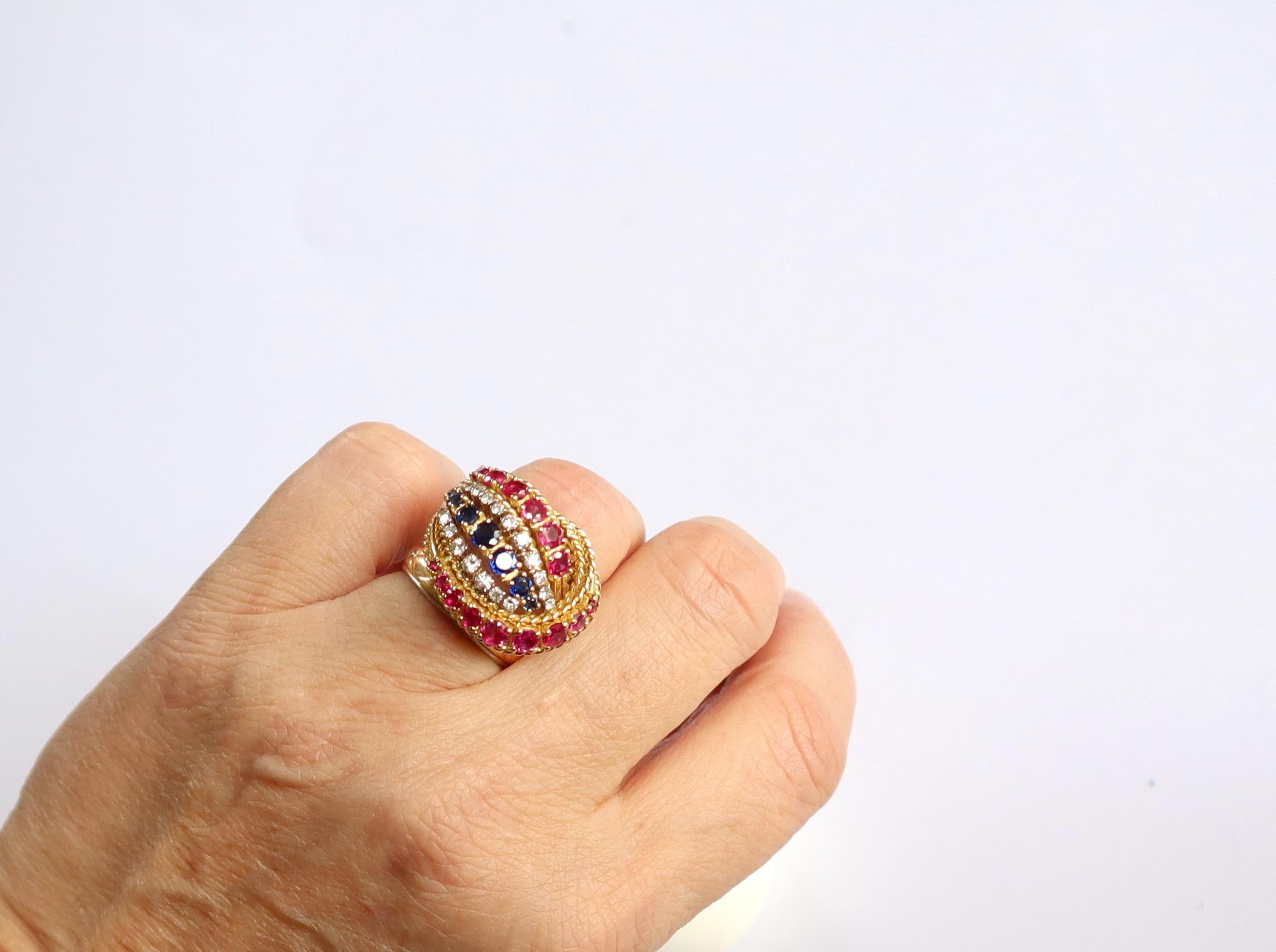 Lovely 1950s ring drawing a knot of twisted 18 Kt (750°/ooo) yellow gold wires set with lines of sapphires, rubies and diamonds. Signature F.RO.
7 sapphires including 3 larger, 15 rubies including 8 larger, 18 diamonds
Eagle's Head hallmark for