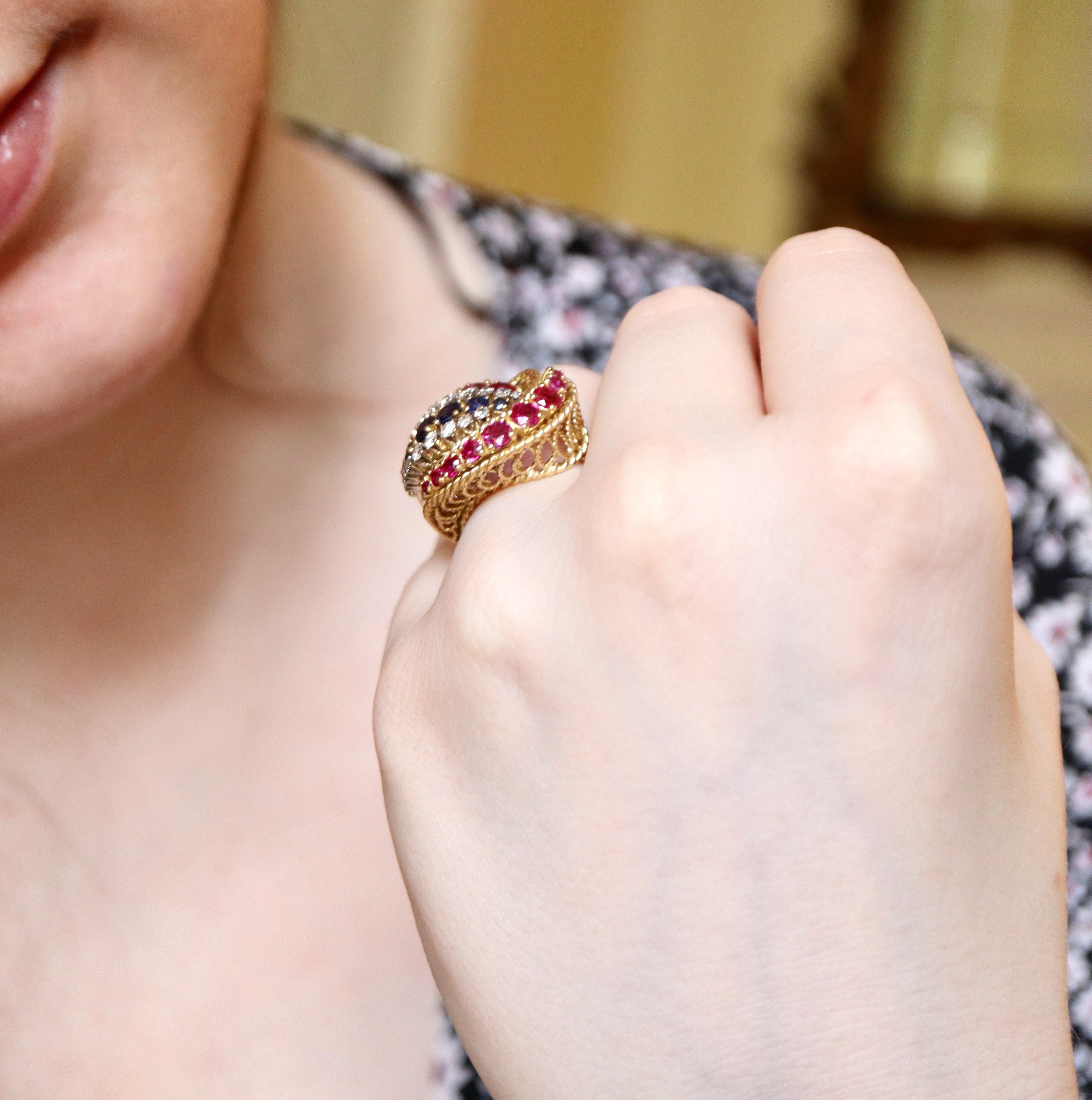 Taille brillant Bague en or jaune 18 carats, rubis et diamants, circa 1950 en vente
