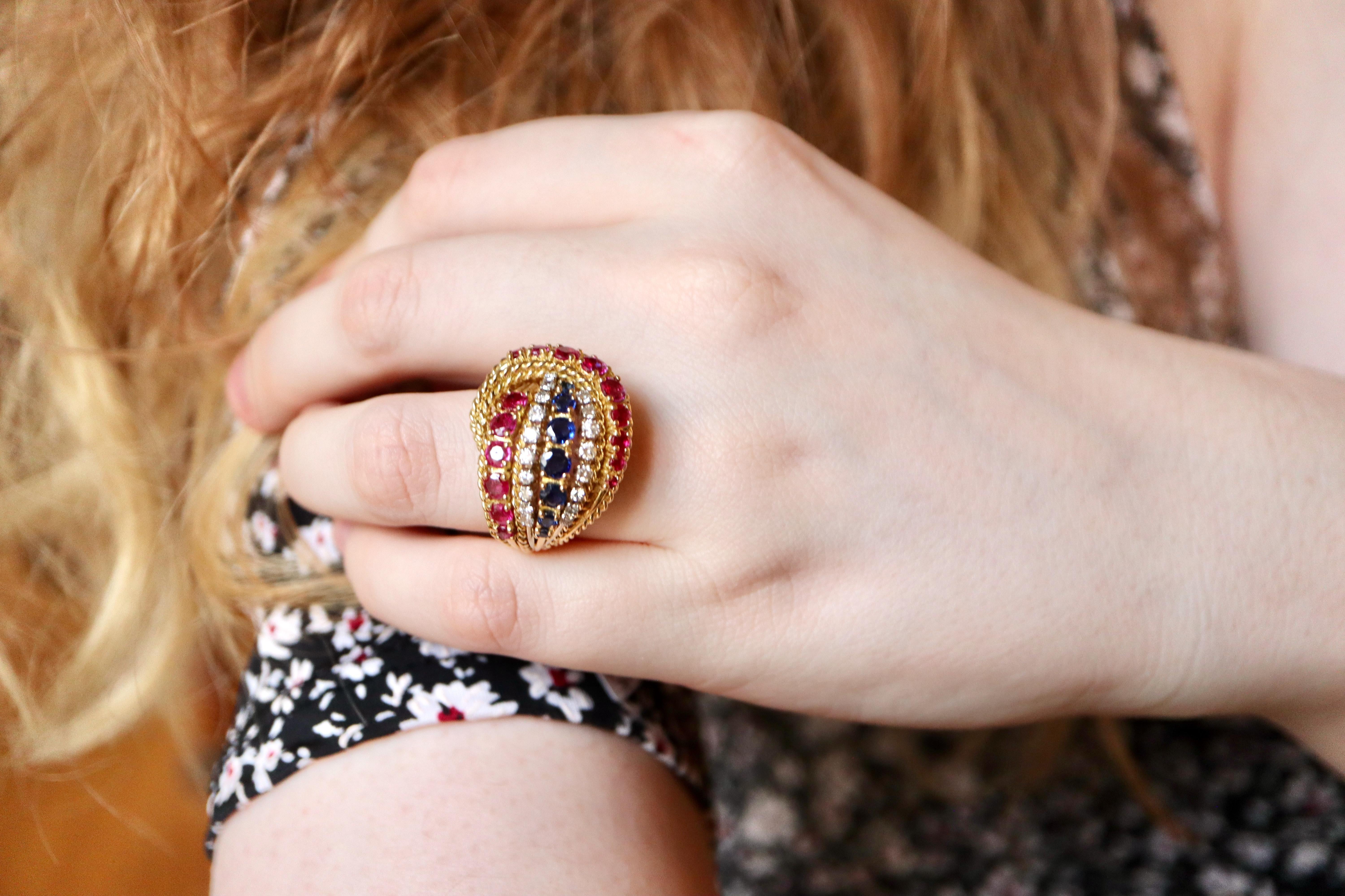 Bague en or jaune 18 carats, rubis et diamants, circa 1950 en vente 4