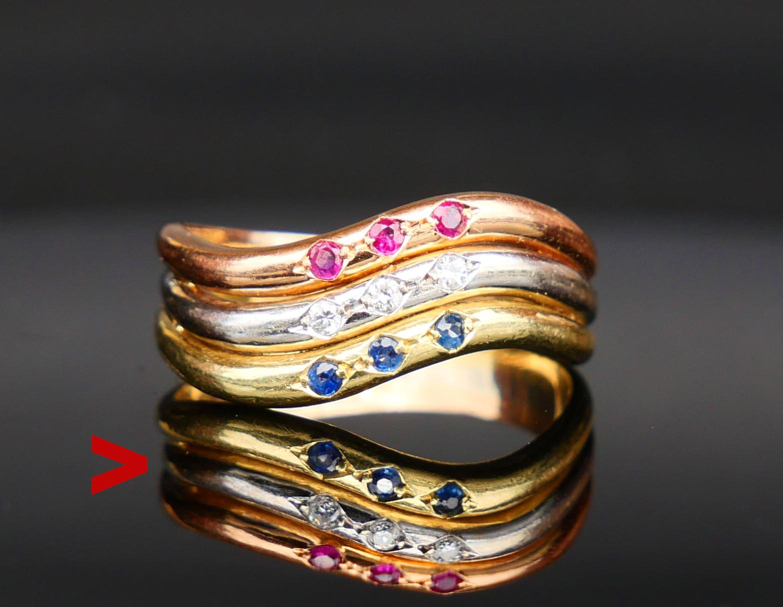 Anillo de diseño inusual con tres bandas retorcidas de oro macizo rosa, blanco y amarillo de 18 quilates unidas entre sí y decoradas con rubíes, zafiros y diamantes. Europeo, ca 1950s -1960s .

Todas las piedras de talla diamante europeo antiguo Ø