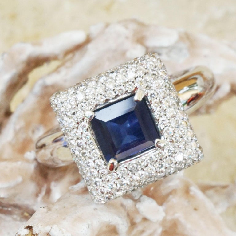 royal blue modern ring with sapphire and brilliant-cut diamonds, 750 white gold, brilliant-cut diamonds total approx. 0.80 ct, TW (fine white) /vvs-vs (very small-small Inclusions), fine sapphire approx. 1.10 ct, dark royal blue, transparency very