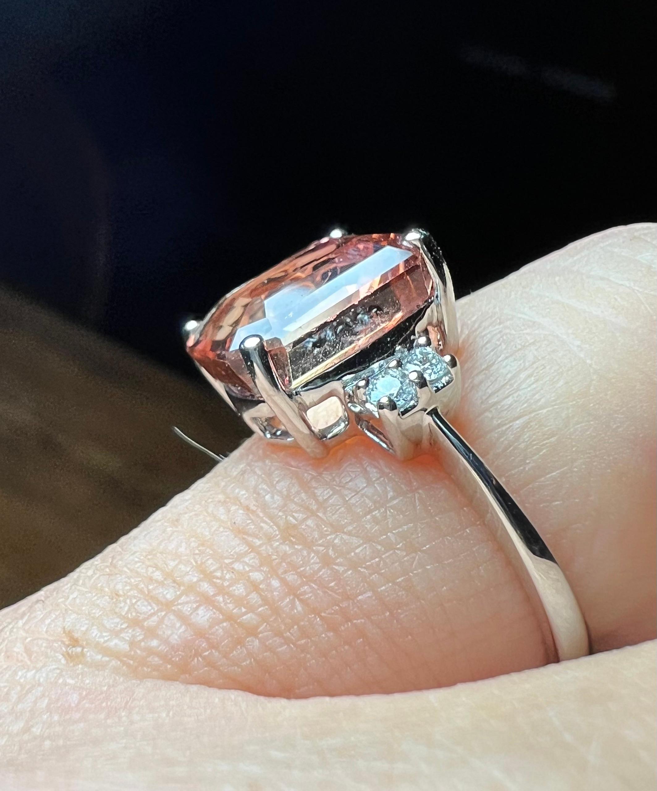 very pretty tourmaline in an orange-pink tone surrounded by brilliants on an 18-carat white gold ring body
total weight of tourmaline: 4.64 carat
paving weight: 0.10 carat
total weight of the ring: 3.74 grams
size:52
resizing offered