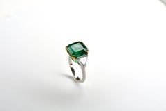 Ring Set with a Cut Emerald Framed by Two Triangle Diamond Yellow Gold, Platinum