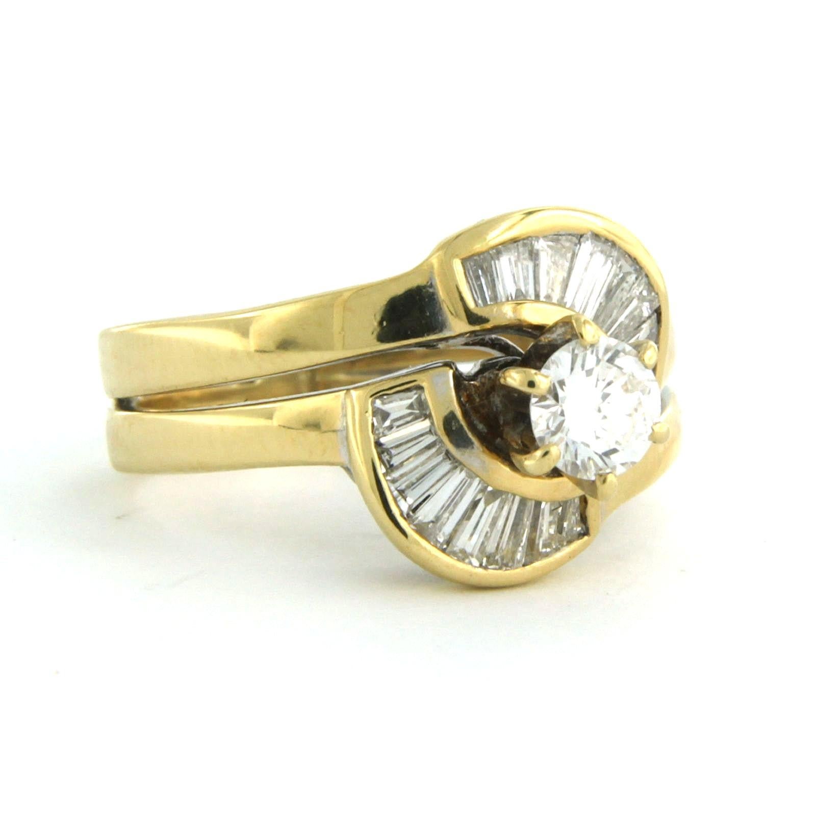 Anillo engastado con diamante talla baguette y brillante 0,60 ct, oro de 18k 5,3 gramos en venta 1