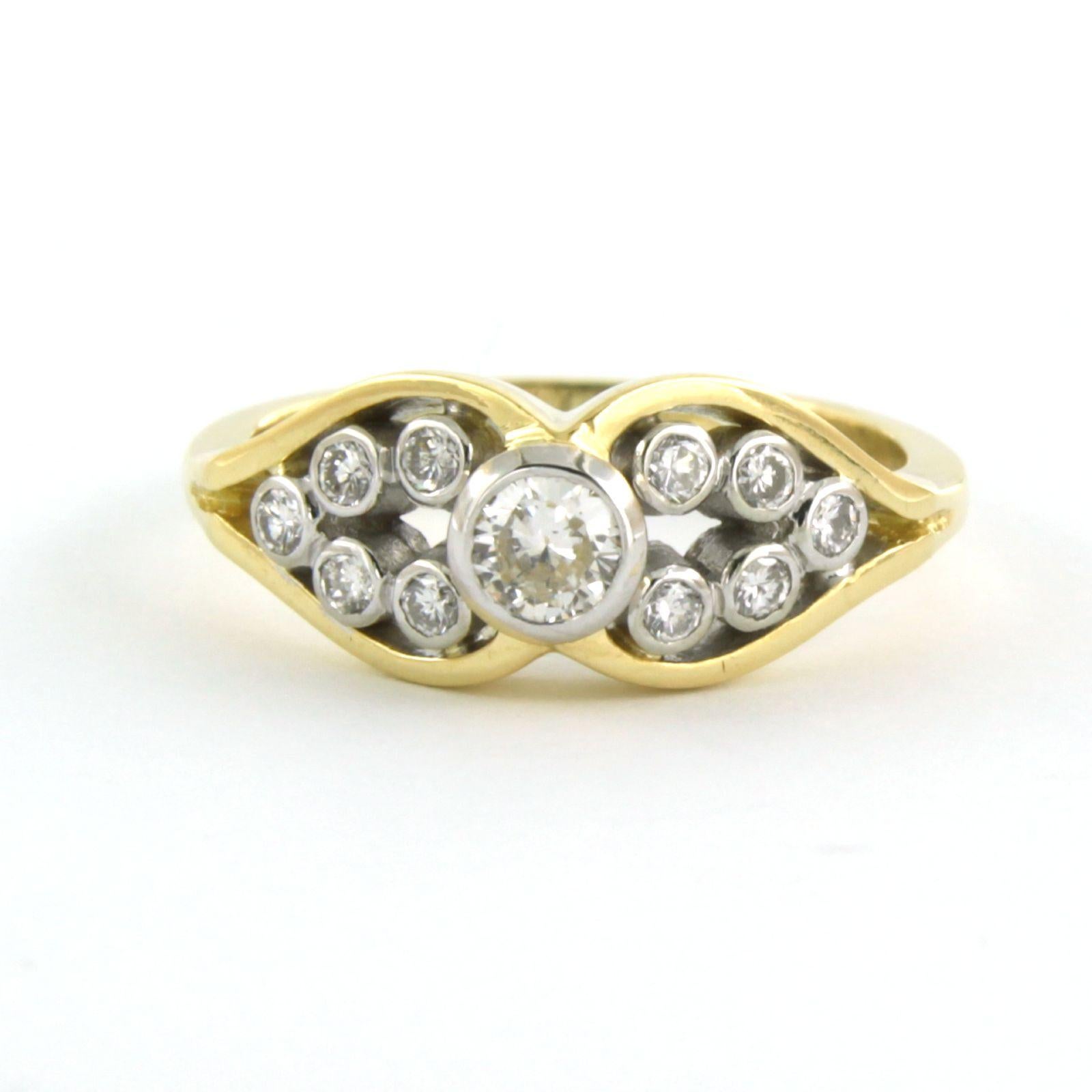 18k bicolouw gold ring set with sapphire and brilliant cut diamonds 0.30 ct - G/H - SI - ring size US 5.0 - EU 15.75 (49)

Detailed description

The top of the ring is 7.5 mm wide

ring size US 5.0 - EU 15.75 (49)

weight: 3.9 grams

Set with

- 1 x
