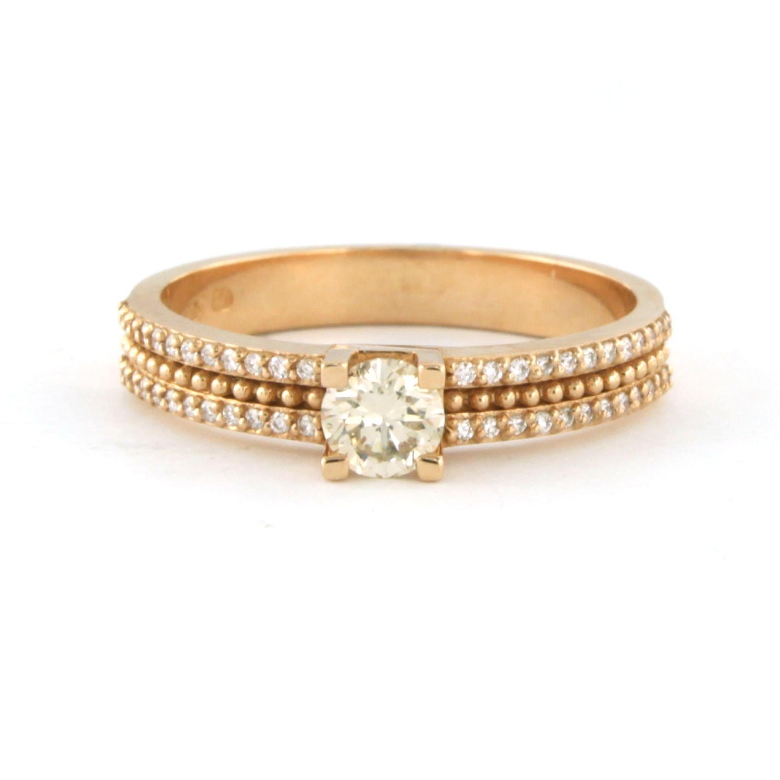 Ring aus 18 Karat Roségold, besetzt mit einem Diamanten im Brillantschliff in der Mitte. 0,32ct - N/O SI - und Diamanten im Brillantschliff auf der Schiene. 0,14ct - F/G - VS/SI - Ringgröße U.S. 7.25 - EU. 17.5(55)

Ausführliche Beschreibung

die