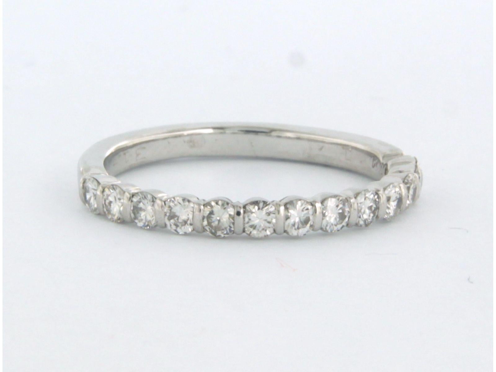 Ring aus 18k Weißgold, besetzt mit Diamanten im Brillantschliff von bis zu 0,50ct - F/G - VS/SI - Ringgröße US 6.5 - EU 17(53)

detaillierte Beschreibung:

Die Vorderseite des Rings ist 2.3 mm breit

Ringgröße US 6.5 - EU 17 (53), der Ring kann zum
