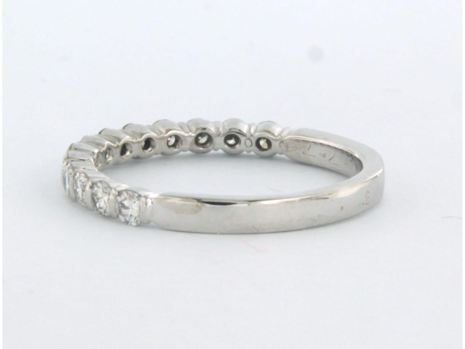 Ring mit Diamanten im Brillantschliff bis zu 0,50 Karat, 18 Karat Weißgold (Moderne) im Angebot