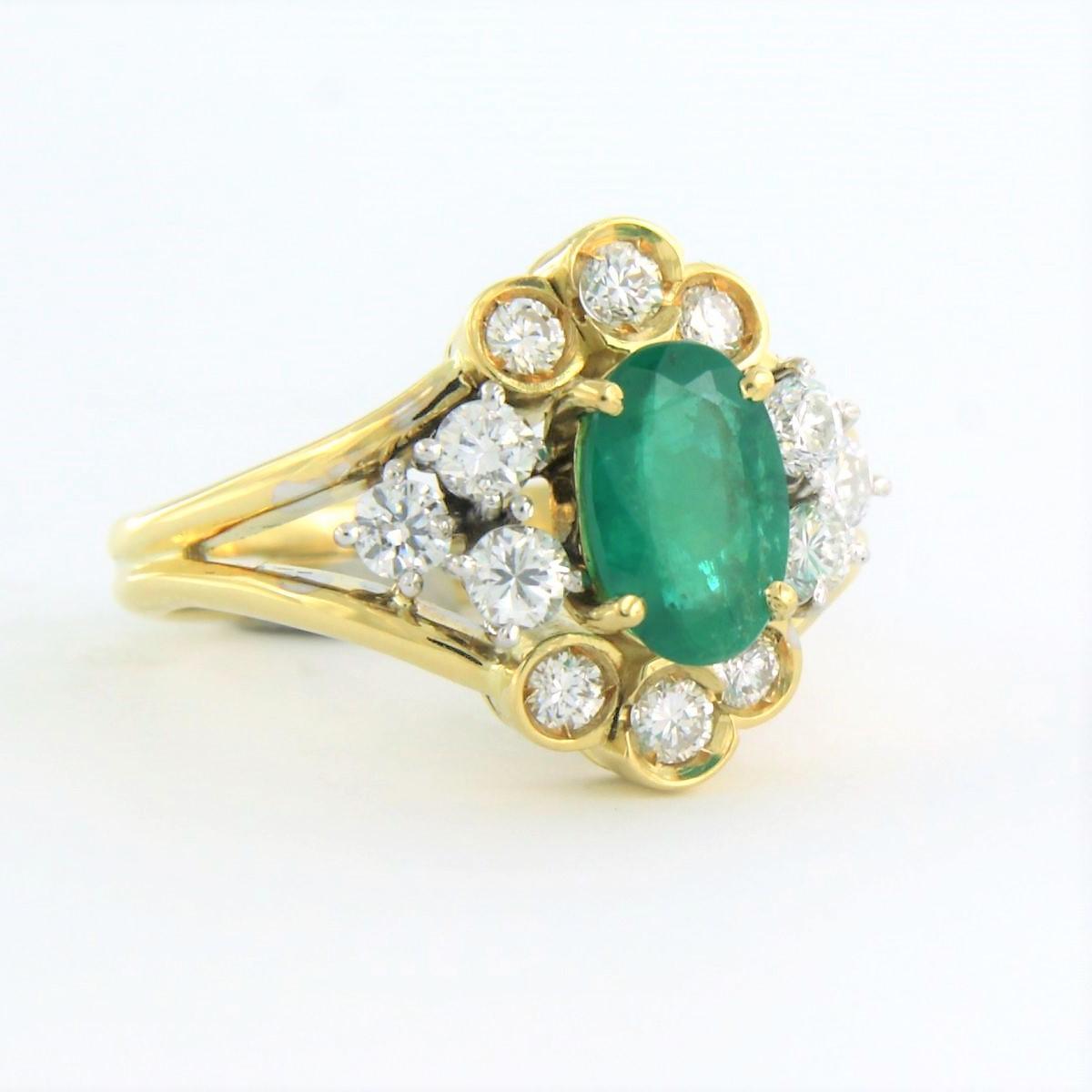 Modern Ring set with Emerald and diamonds 18k bicolor gold For Sale