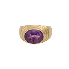 Anello con incastonato un volto ovale. Ametista .